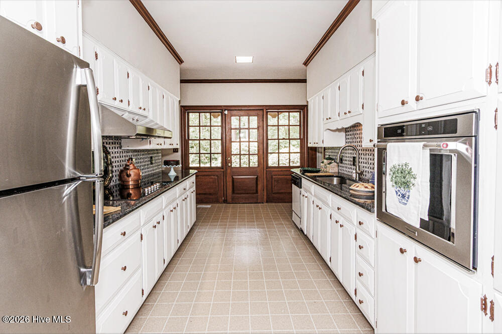 Kitchen with granite countertops and backsplash, new Kitchenaide appliances