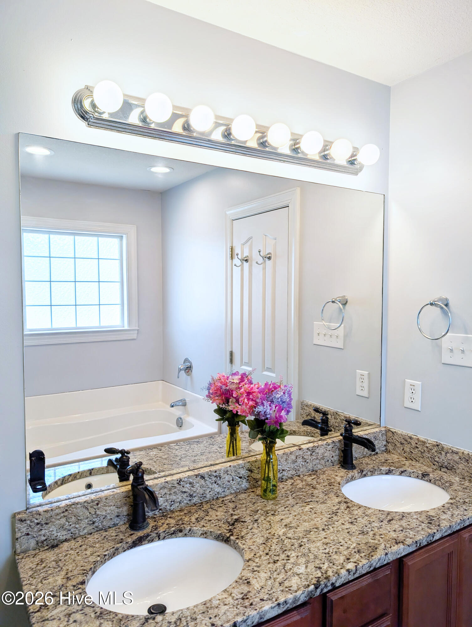 100564734 | Photo 56