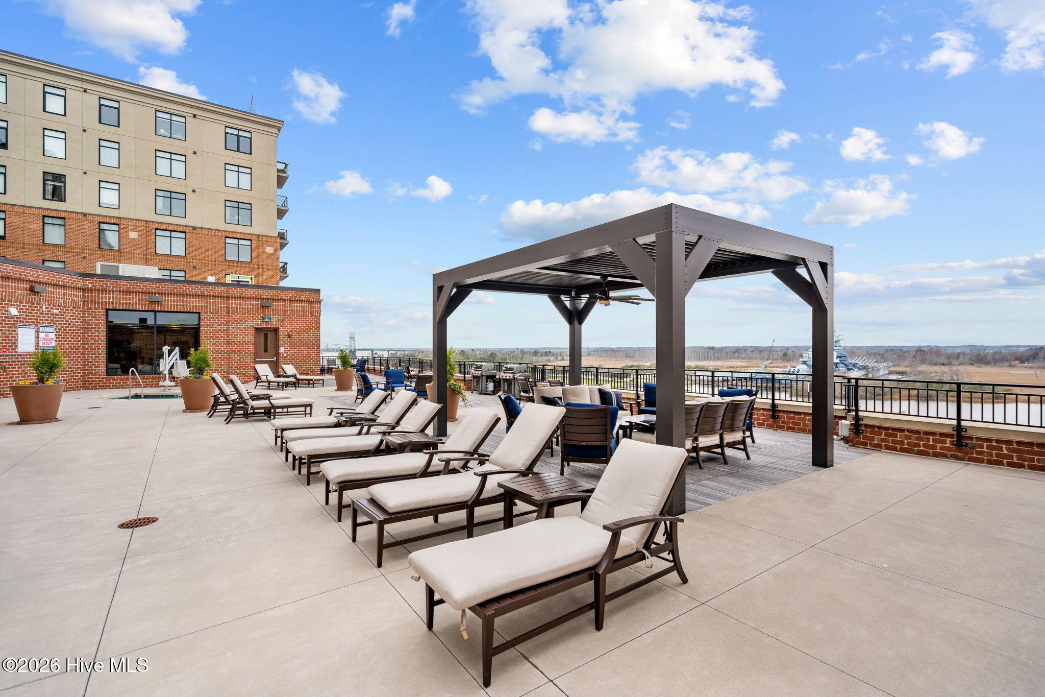 100565283 | Photo 50