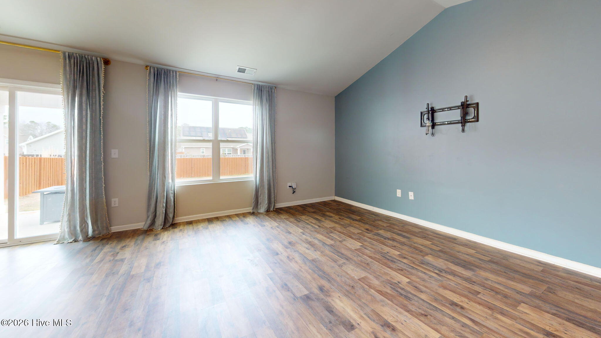 100557449 | Photo 26