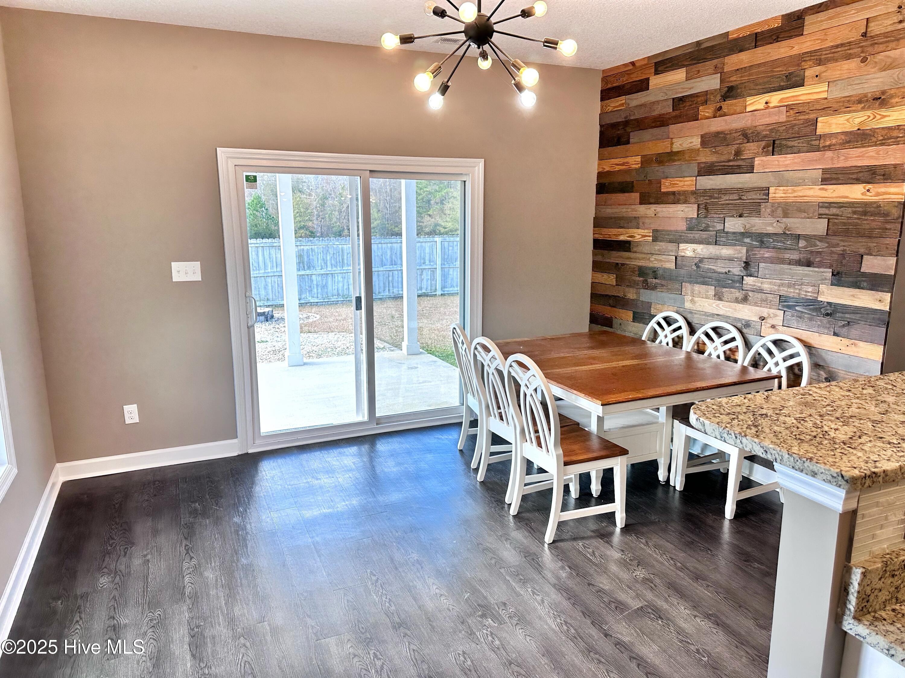 100545917 | Photo 16