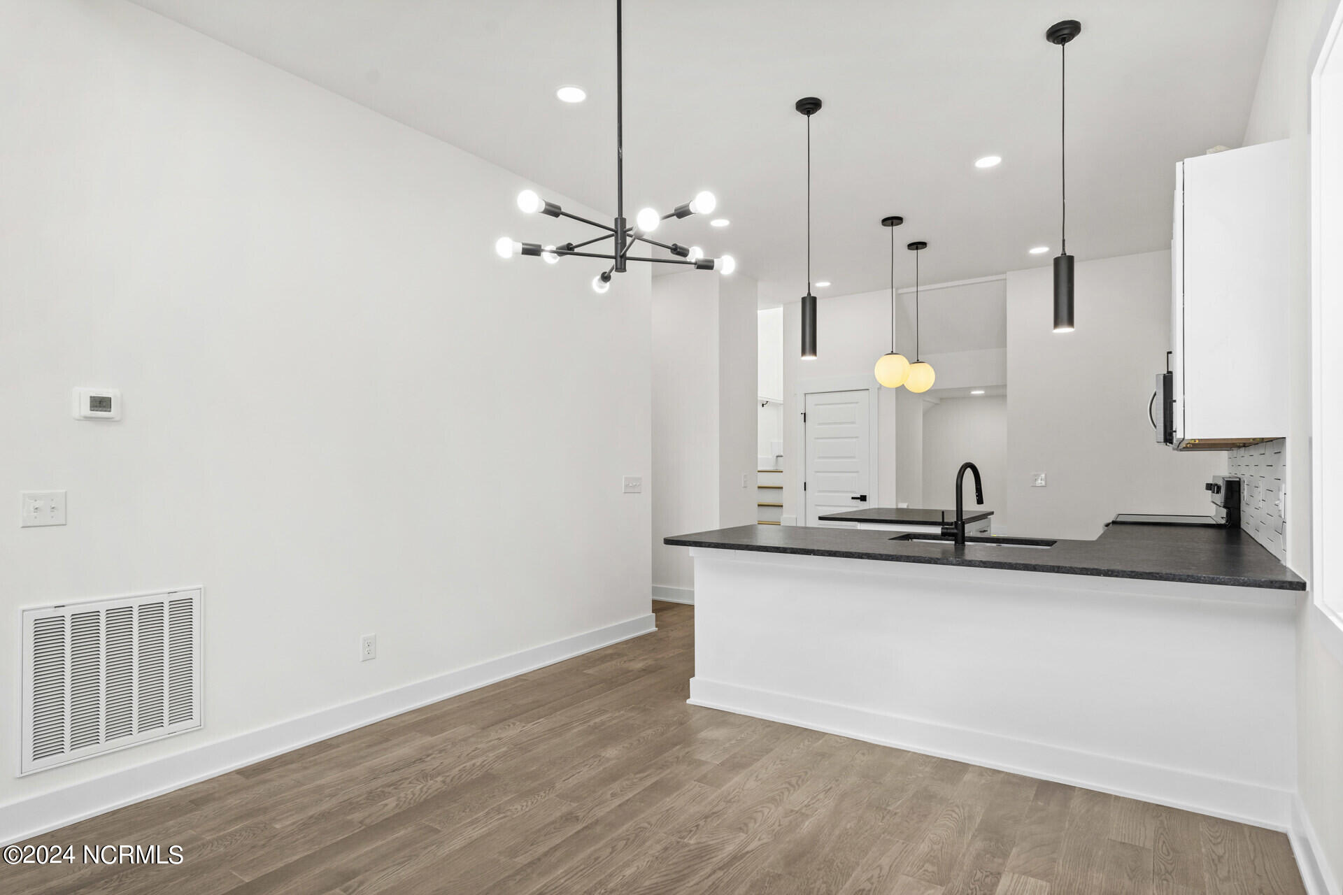 100549617 | Photo 14