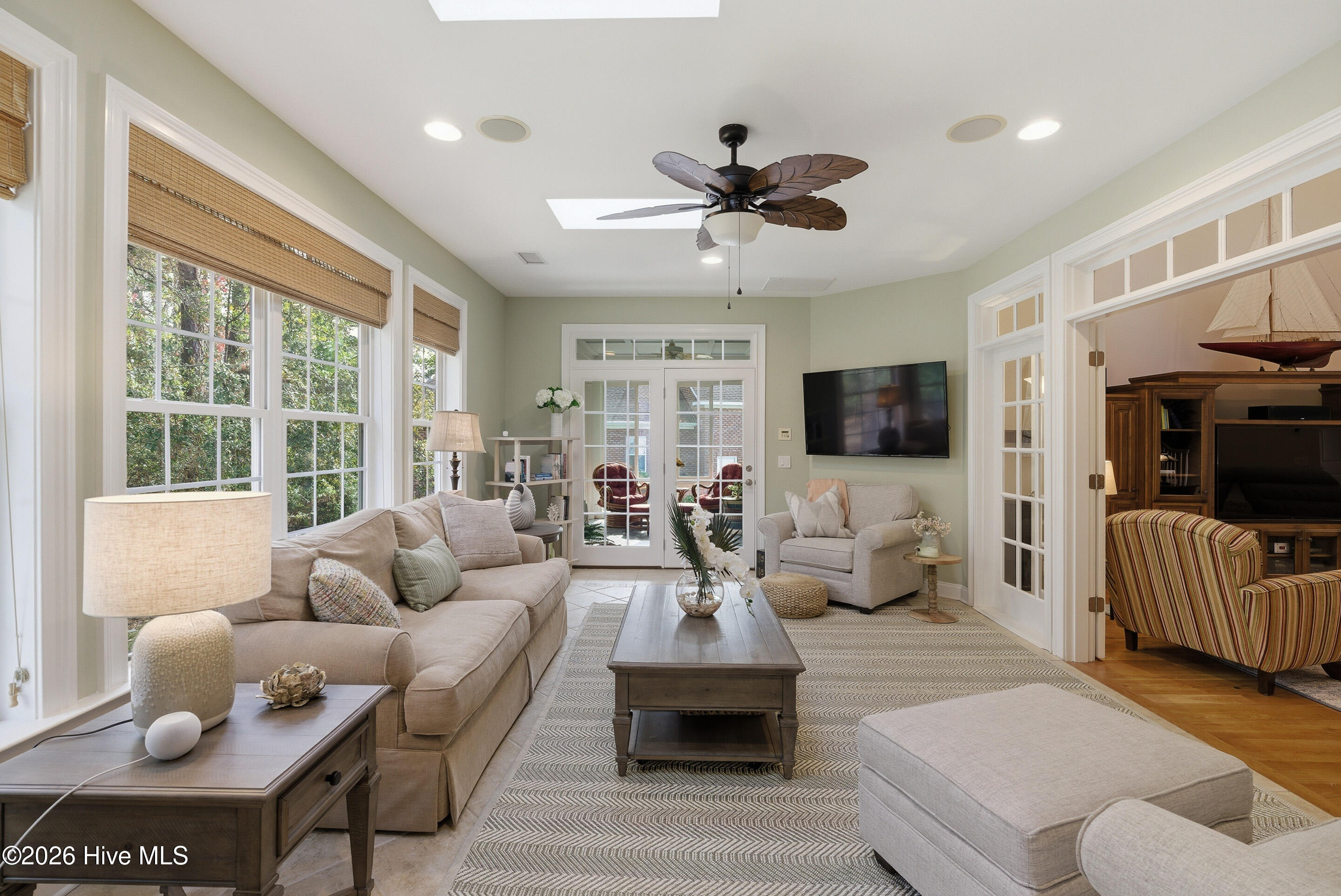 100563976 | Photo 14