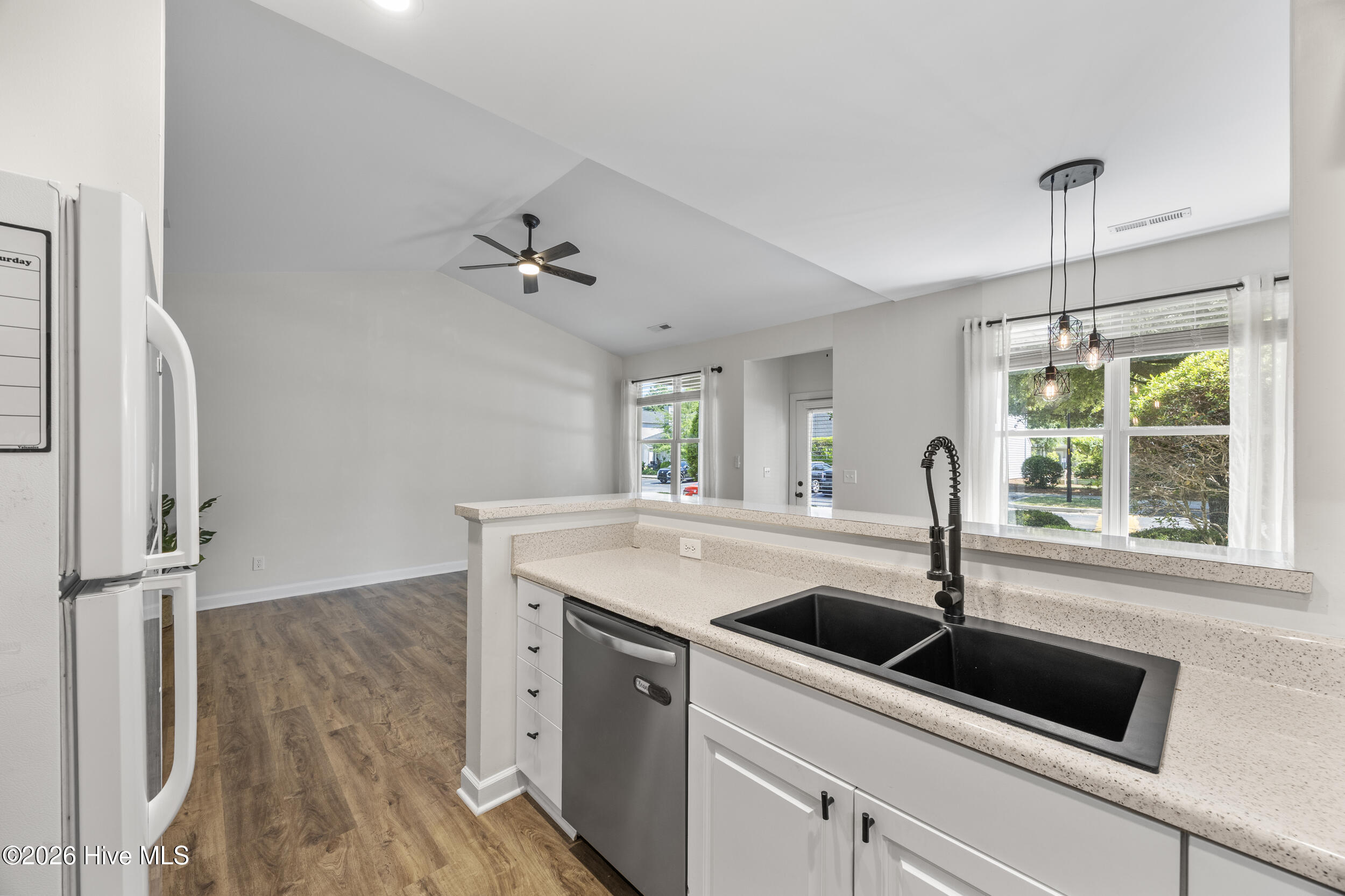 100567822 | Photo 14