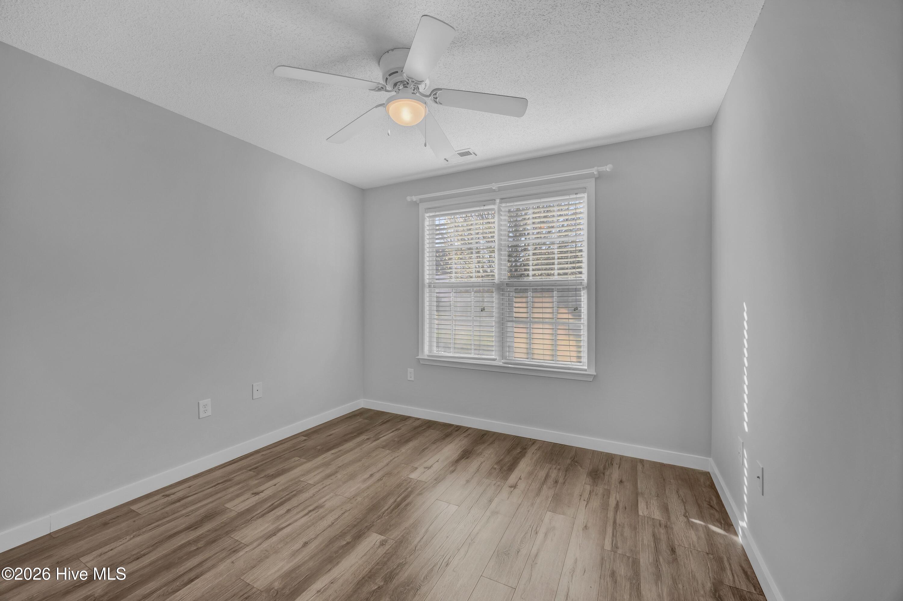 100560995 | Photo 18