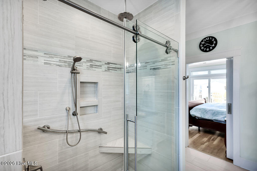 100564206 | Photo 51