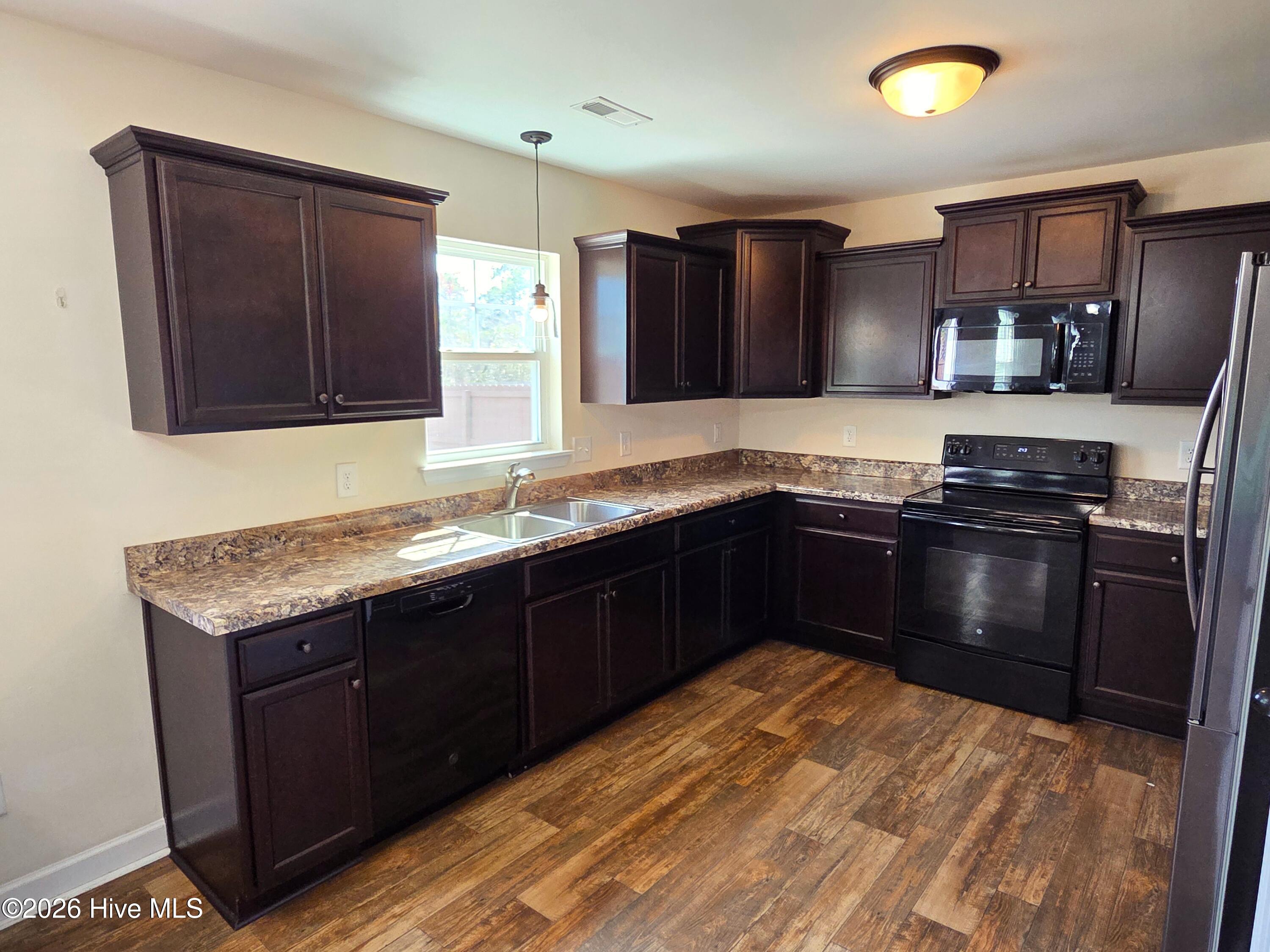 100527843 | Photo 20