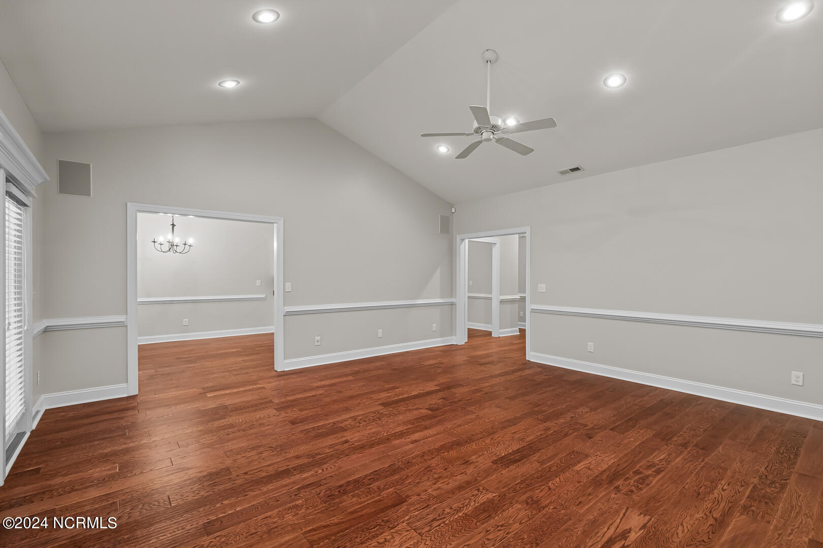 100543742 | Photo 21