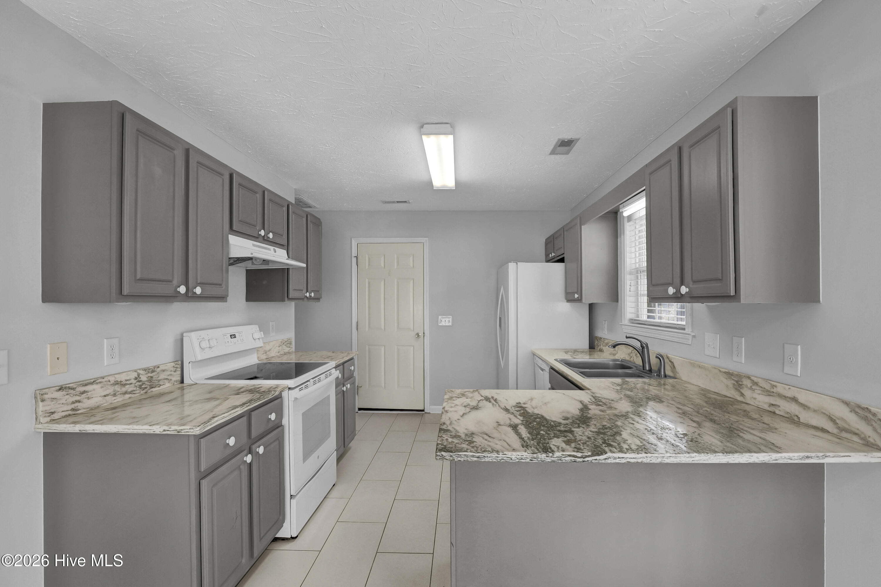 100549812 | Photo 15