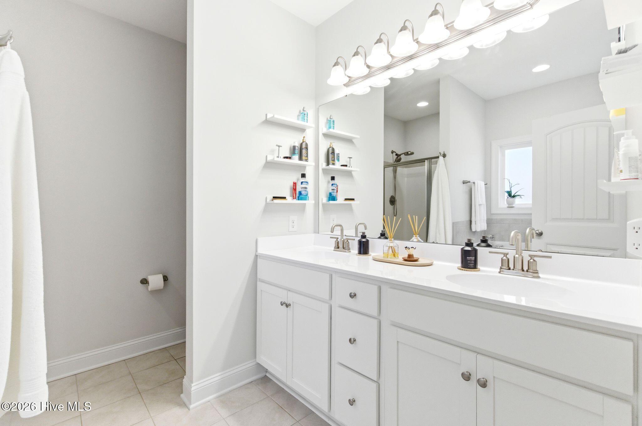 100563255 | Photo 25