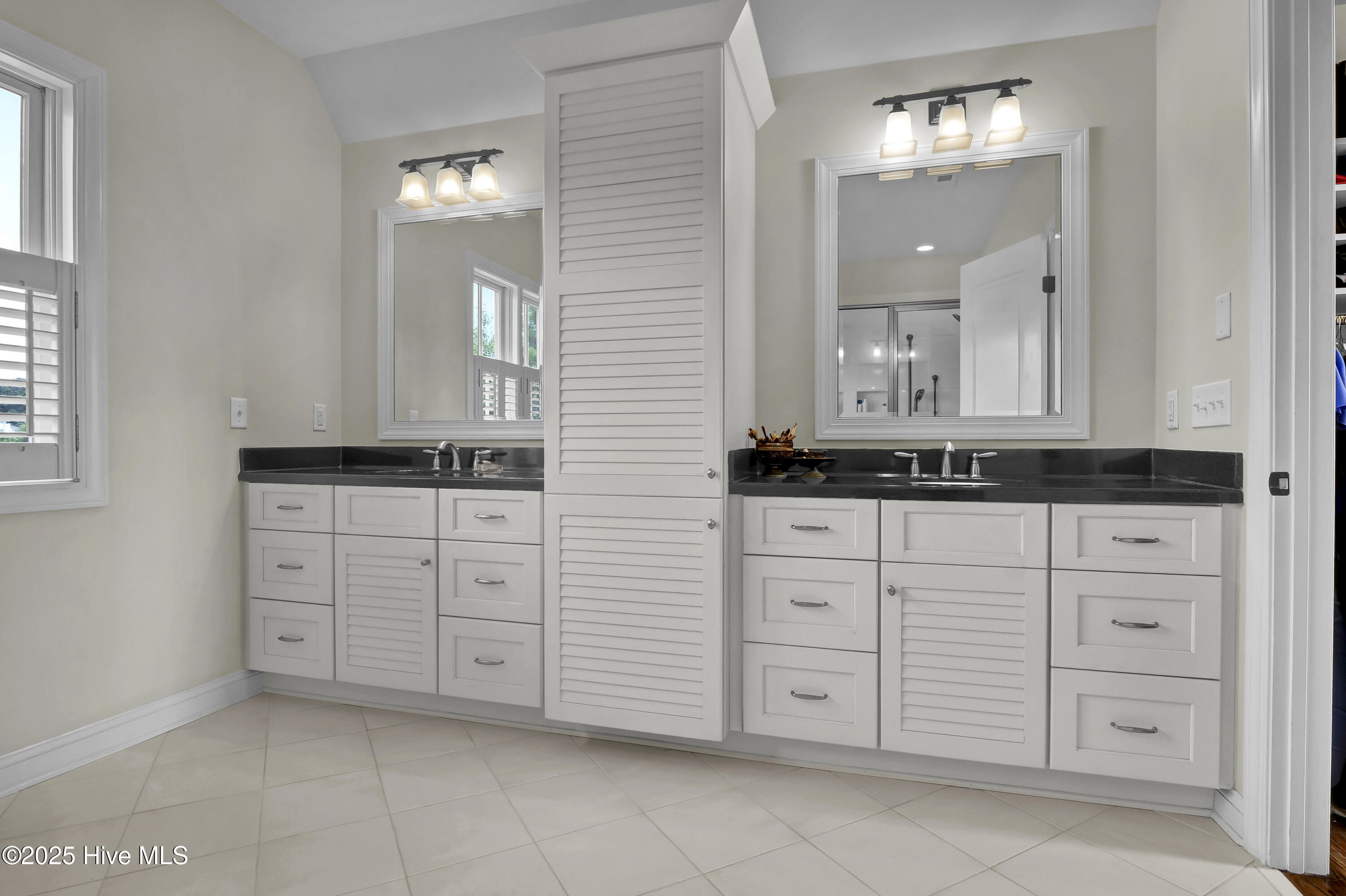 100528059 | Photo 40