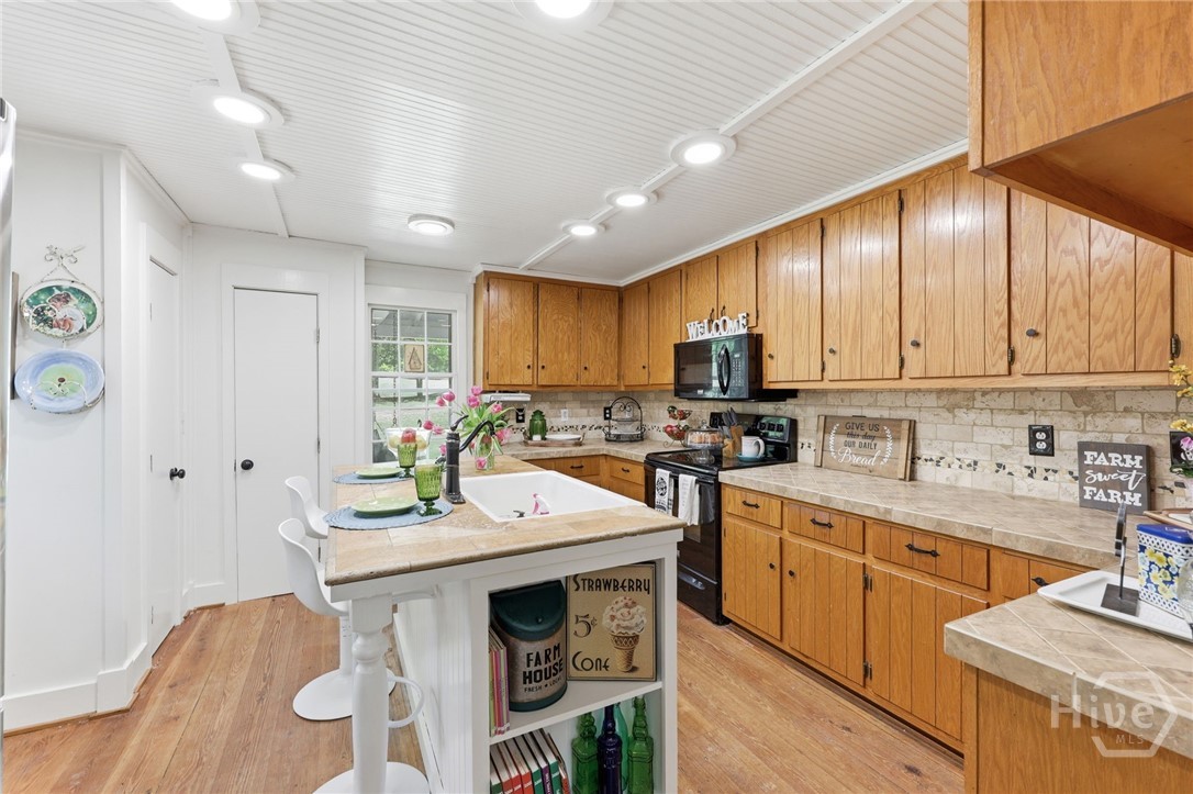 Light bright kitchen with island