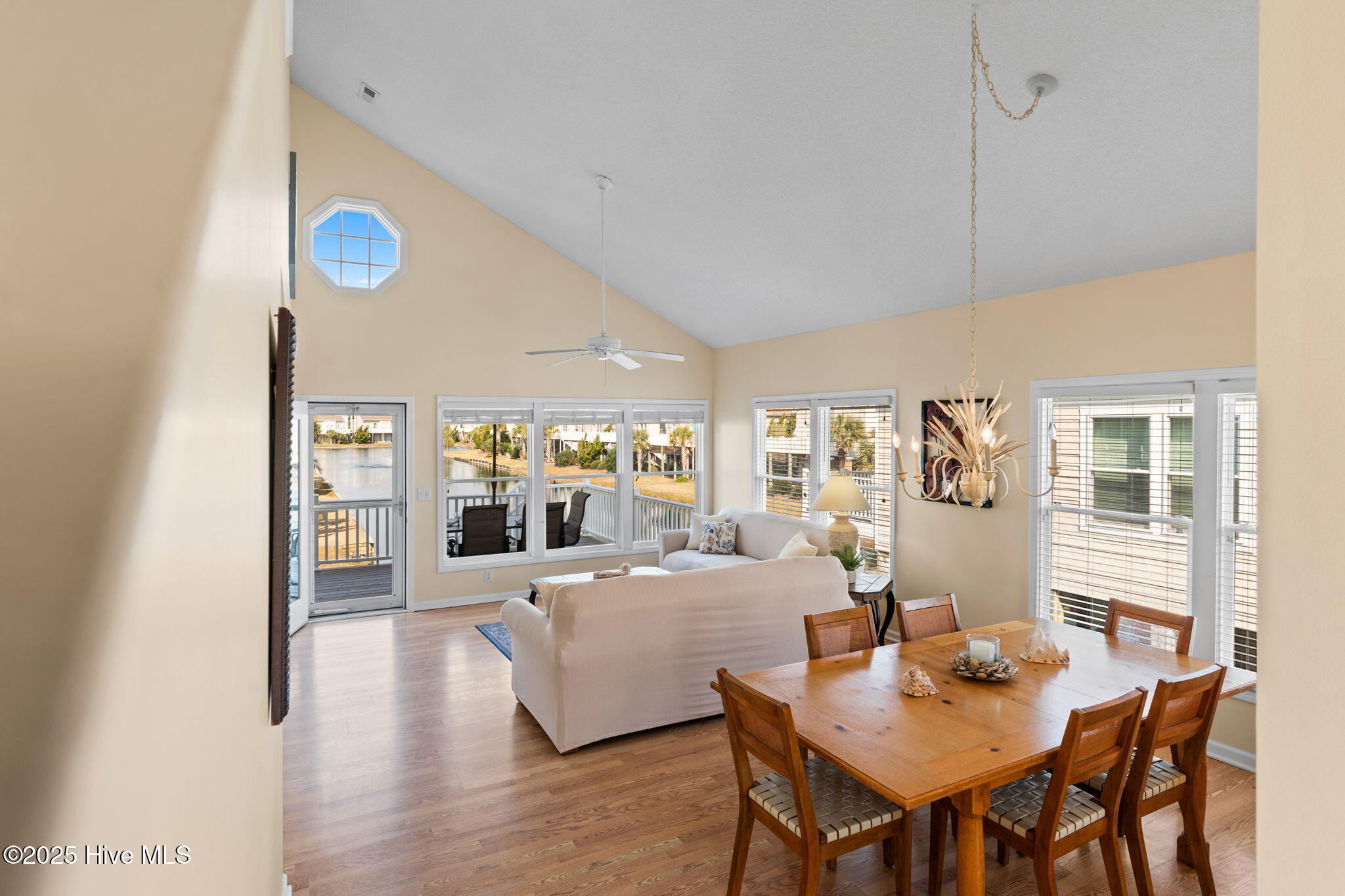 100532728 | Photo 14