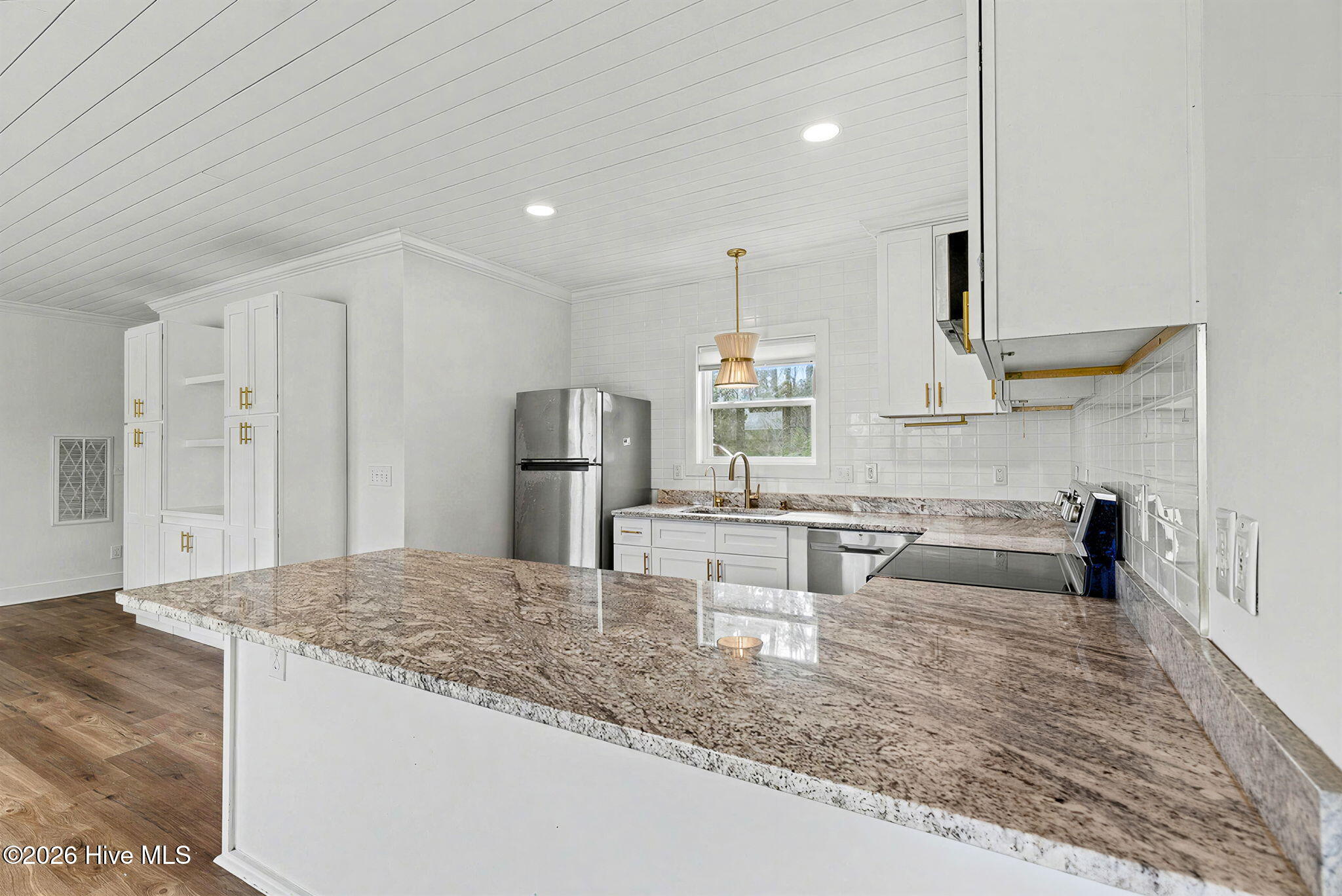 100564116 | Photo 15