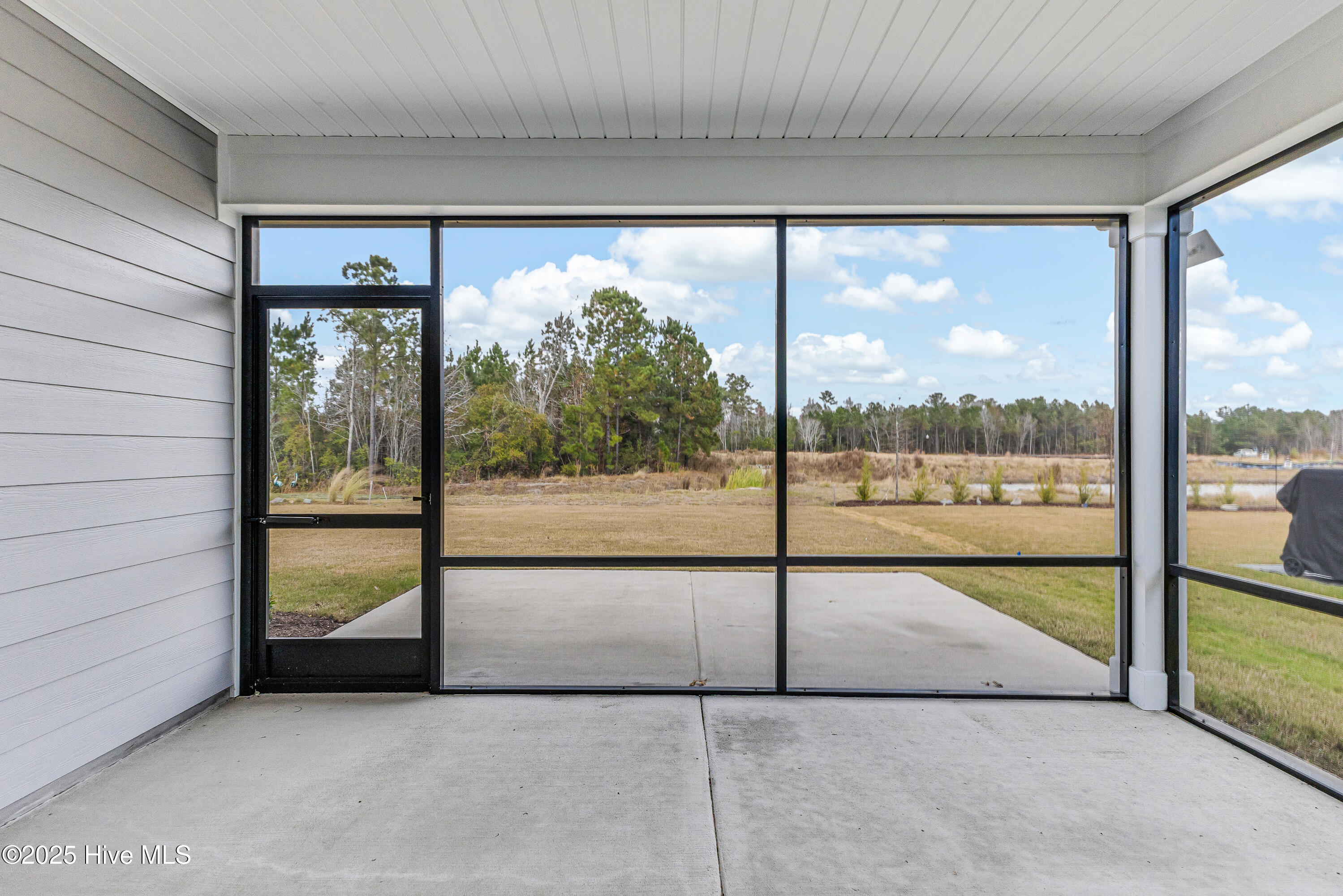 100543075 | Photo 18