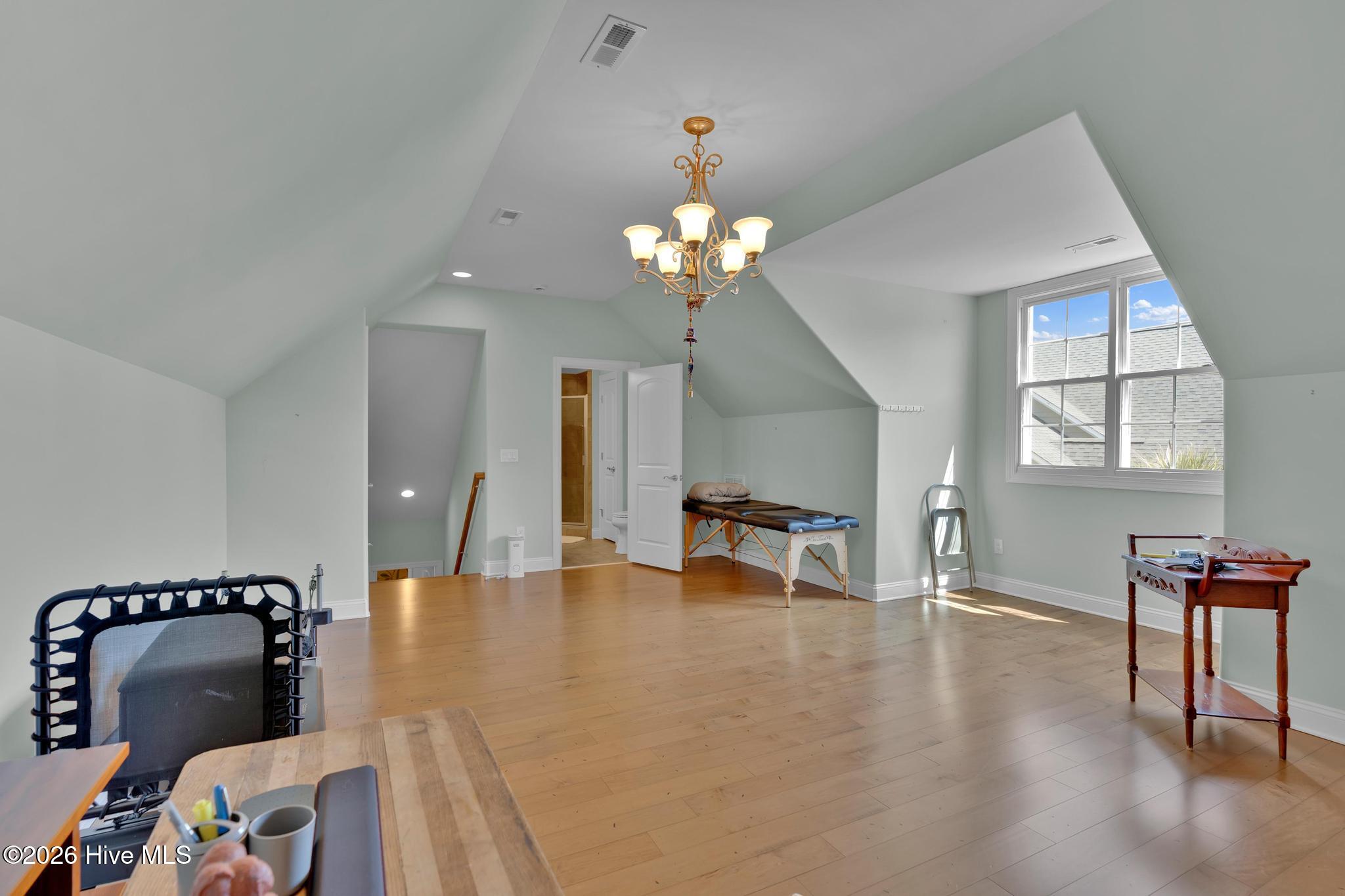 100569949 | Photo 38