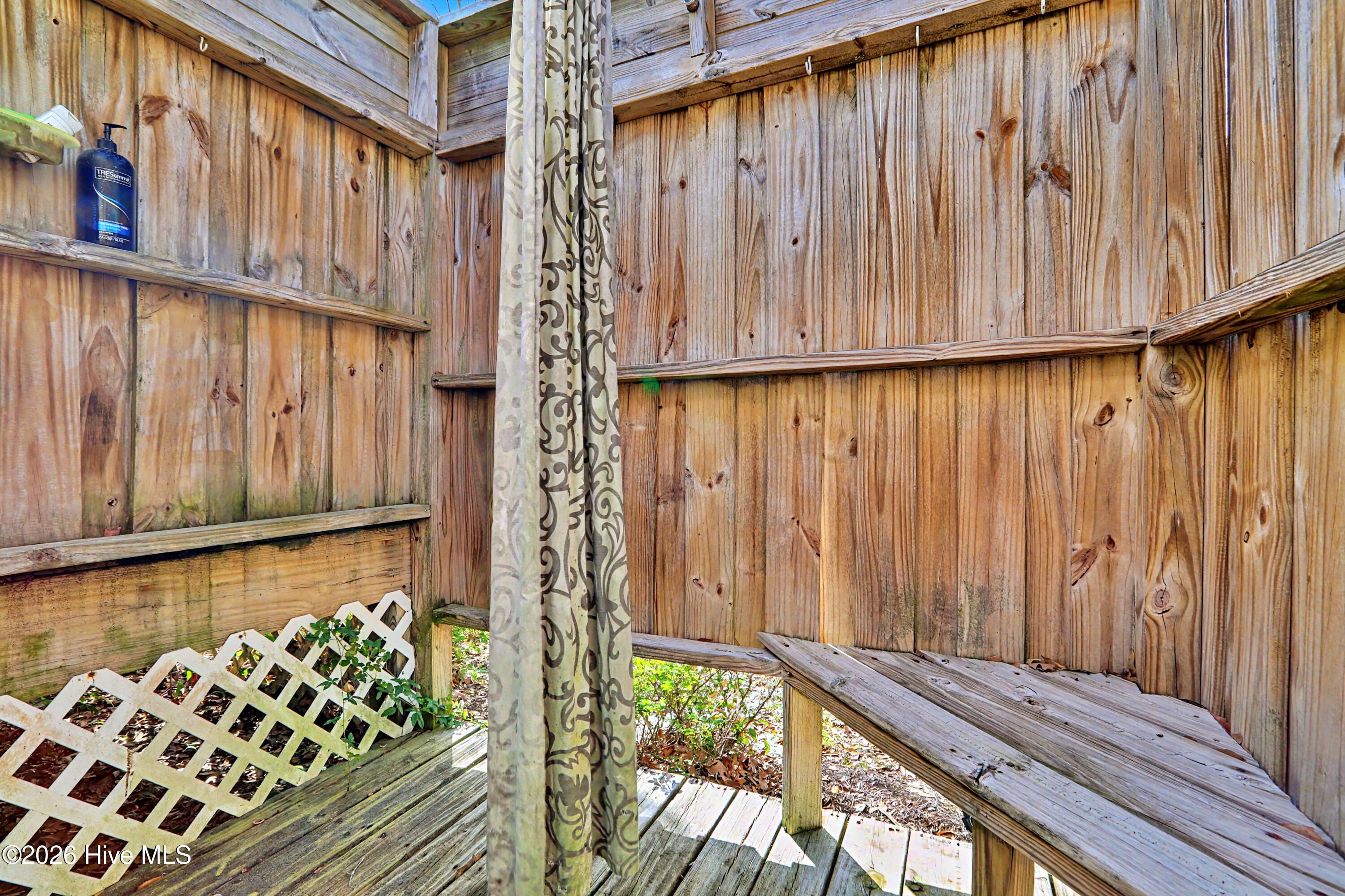 100563320 | Photo 33