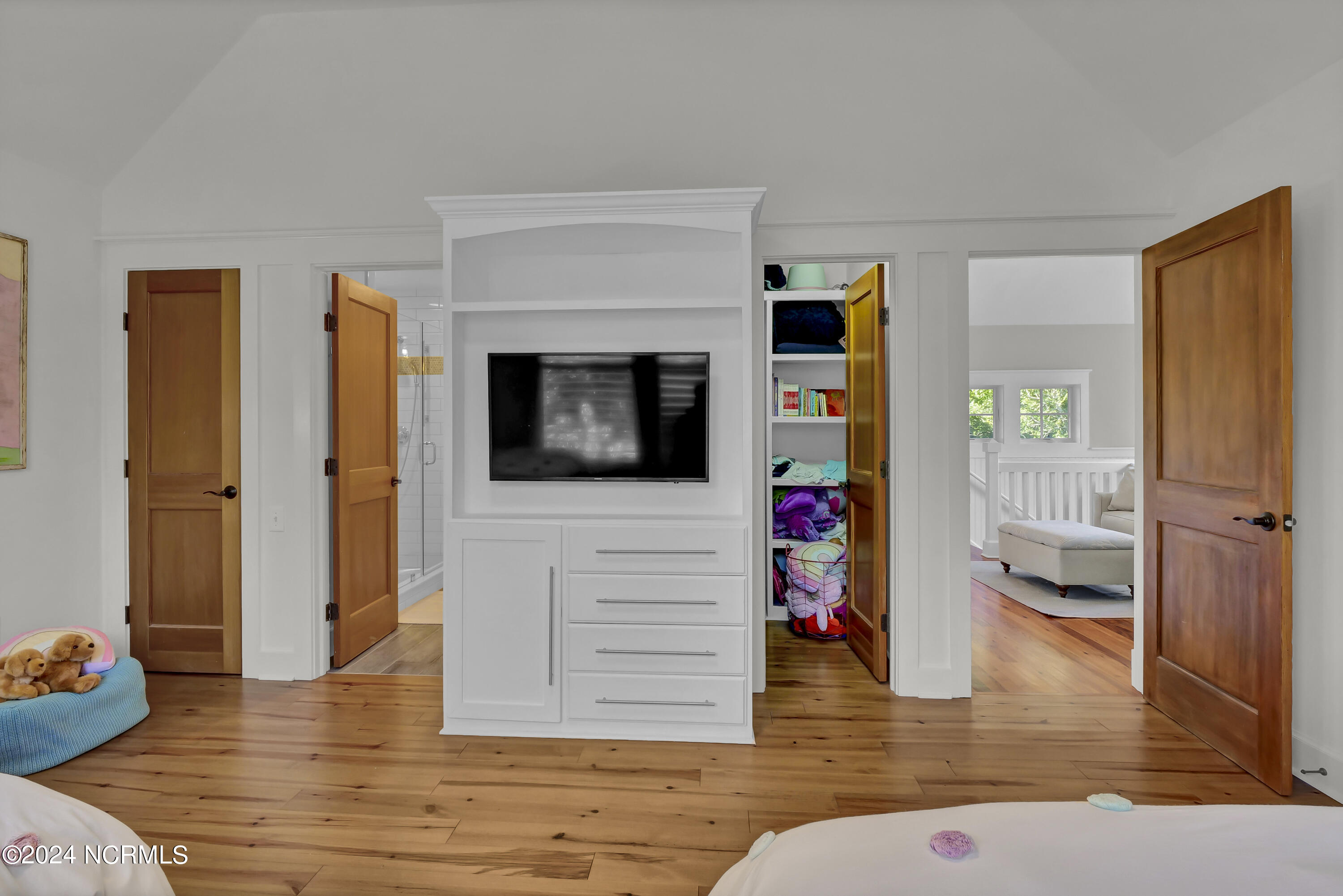 100468898 | Photo 35