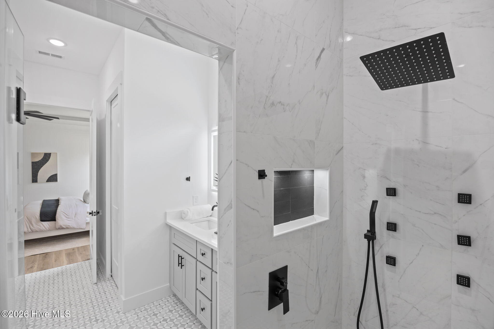 100561679 | Photo 21