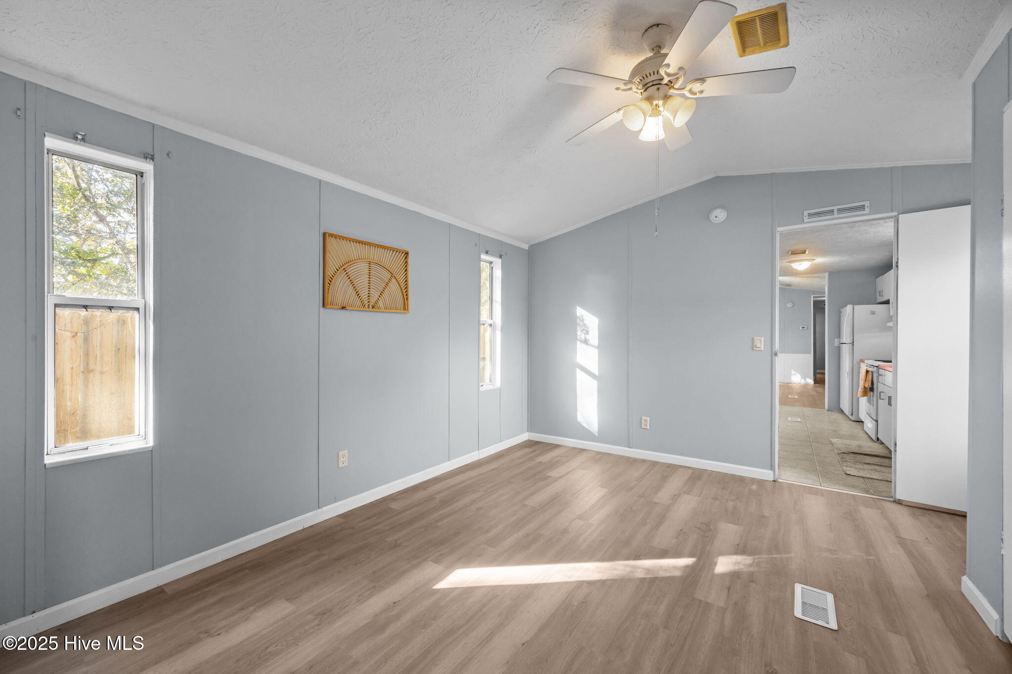 100541856 | Photo 25