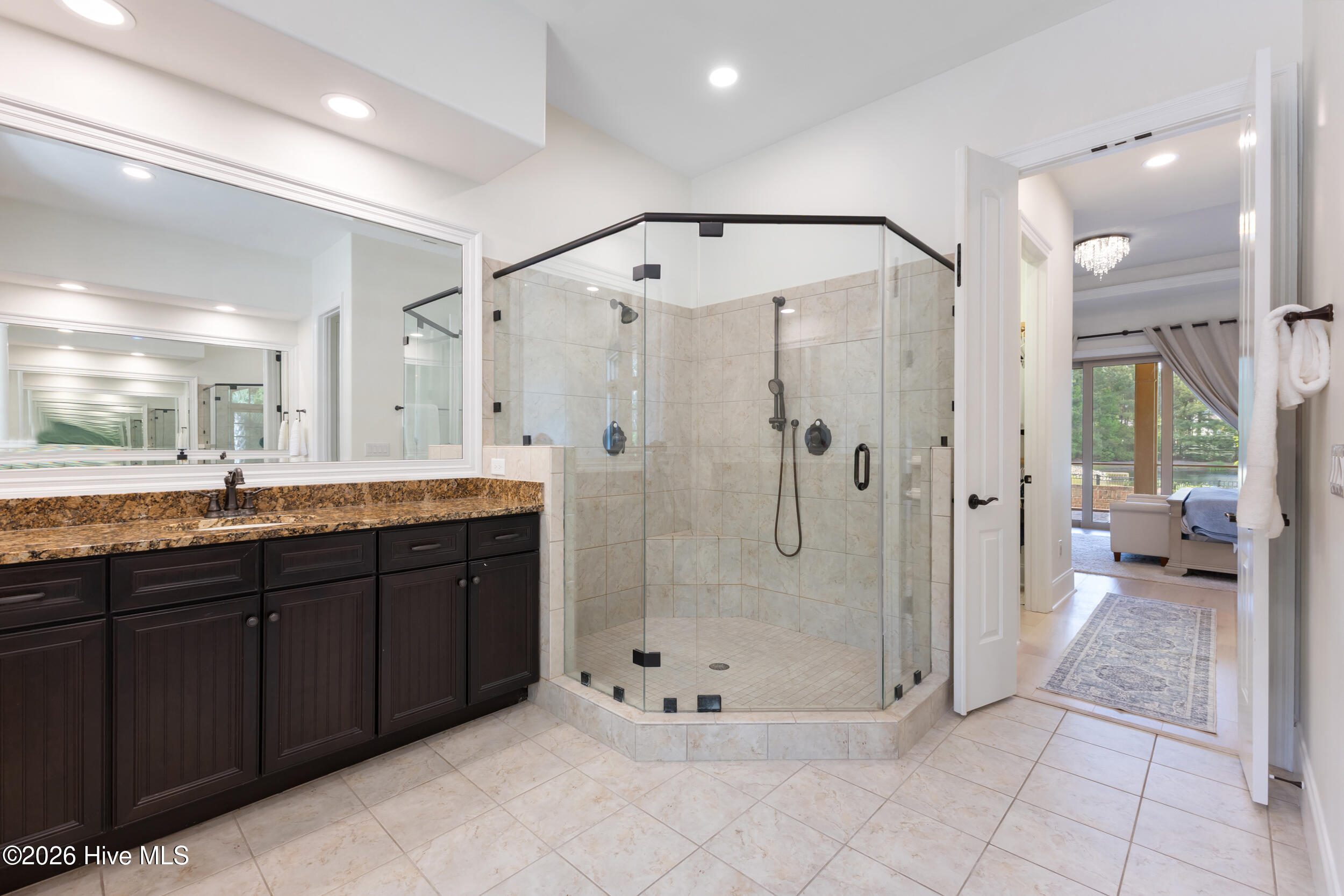 100567857 | Photo 22