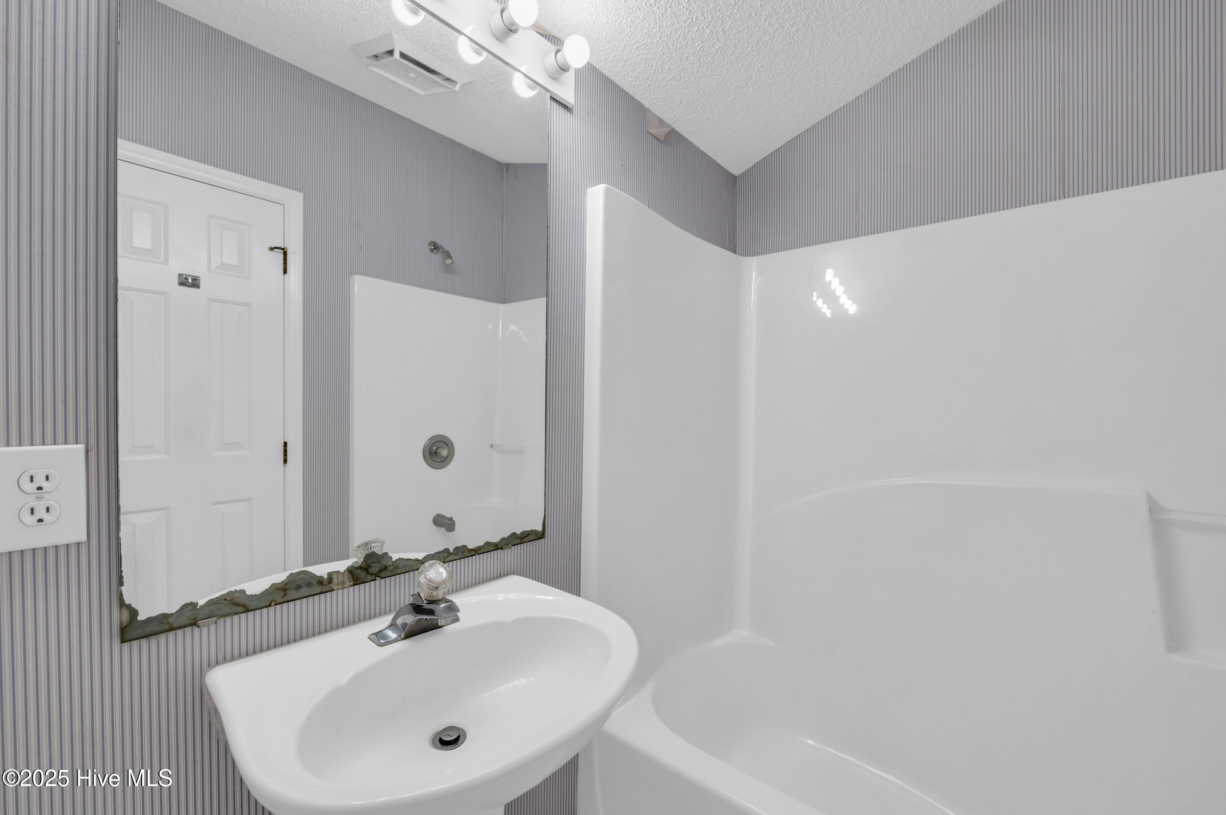 100546535 | Photo 33