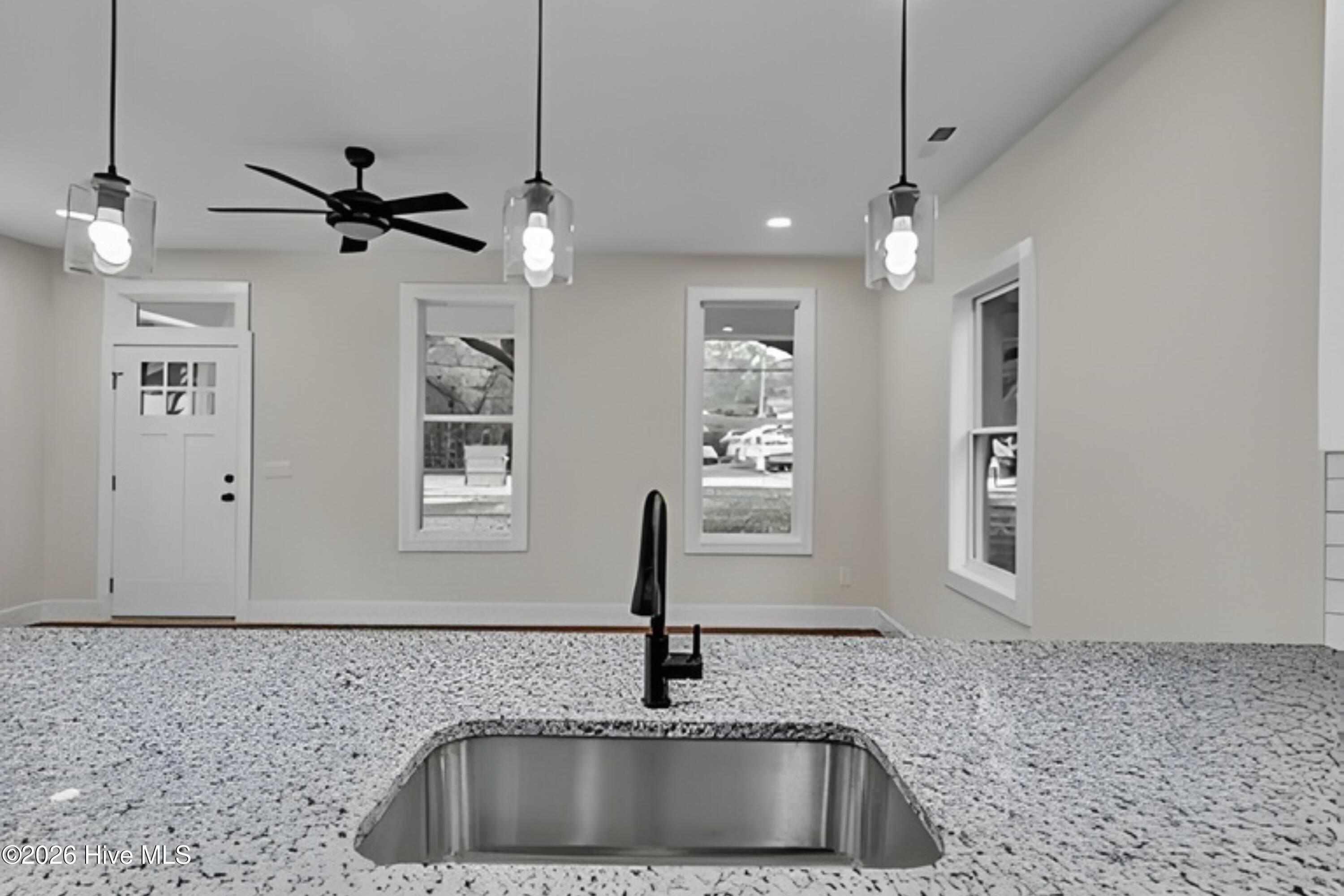 100568664 | Photo 14