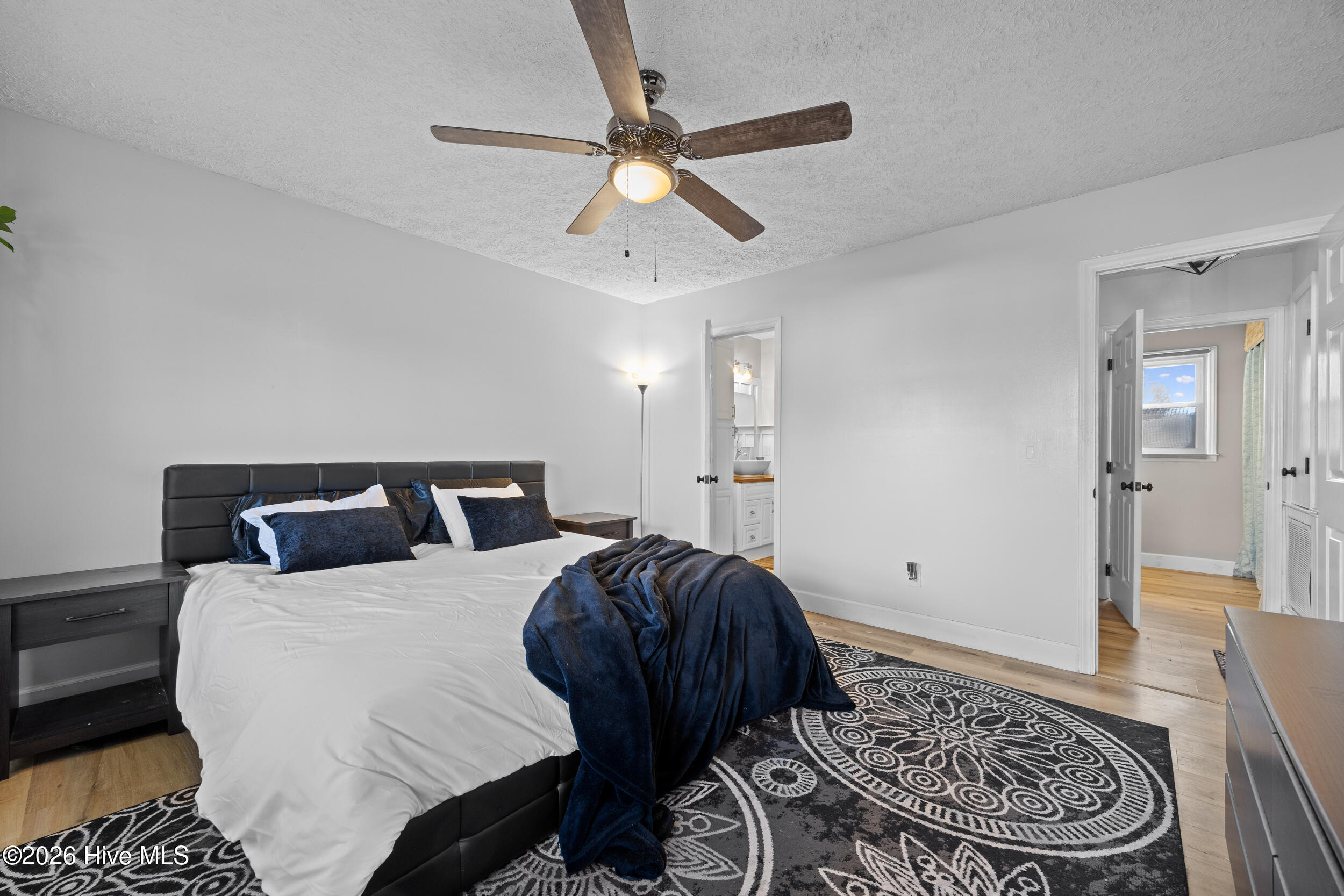 100547989 | Photo 17