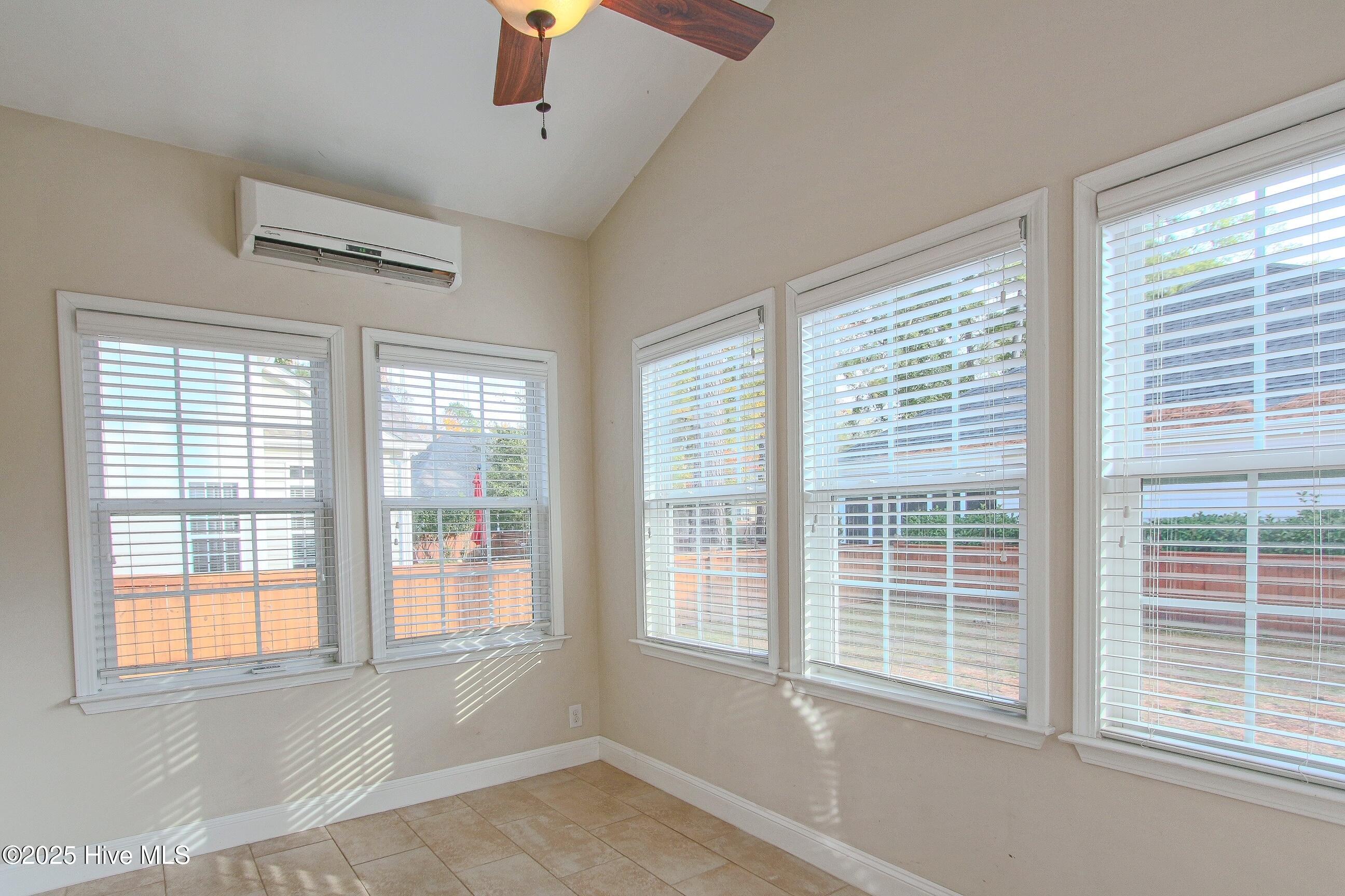 100478144 | Photo 48