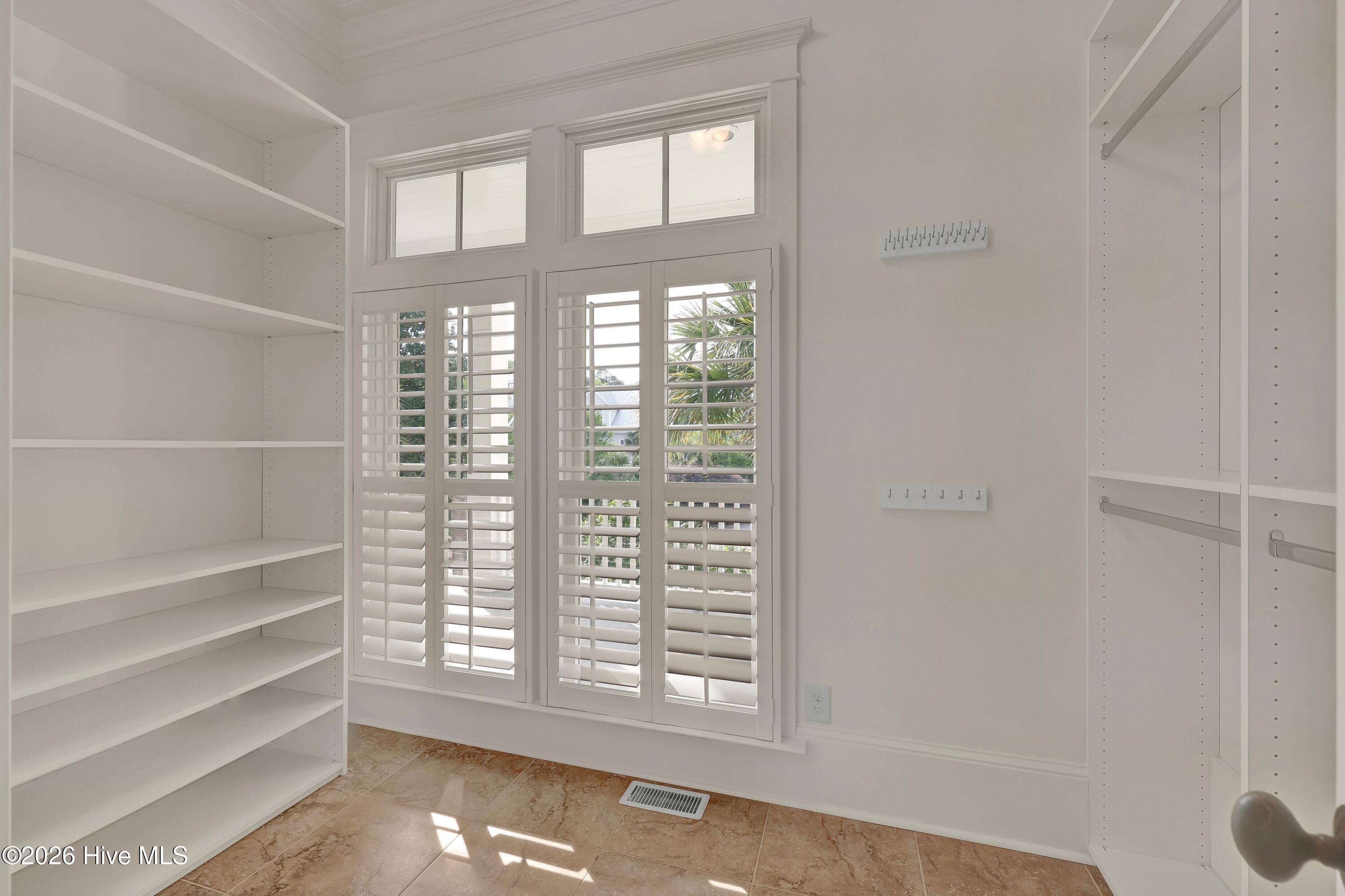 100569484 | Photo 50