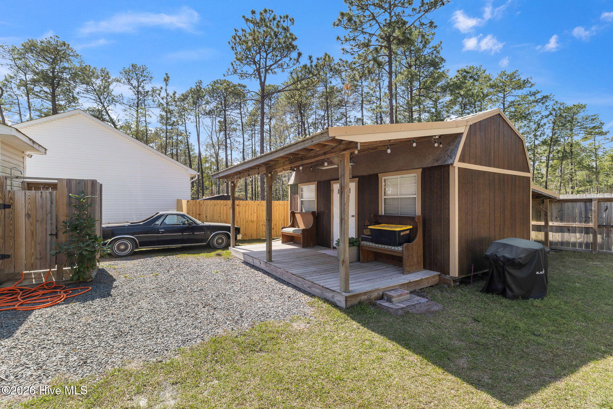 100562103 | Photo 35