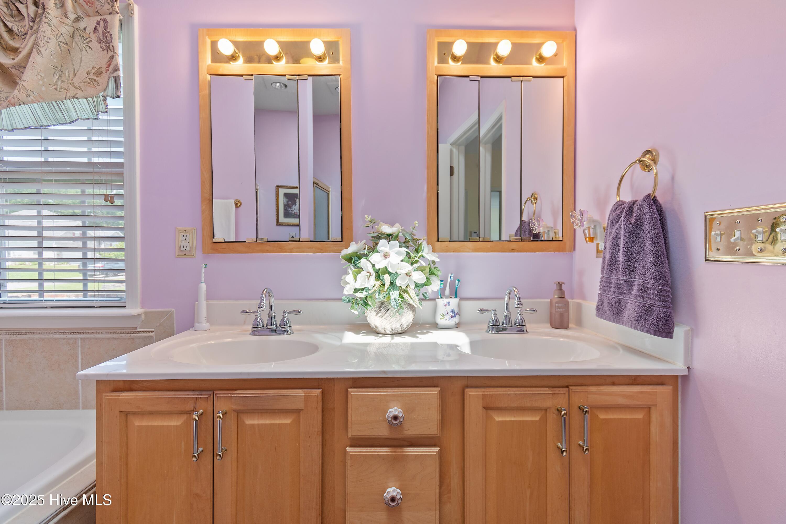 100518385 | Photo 22