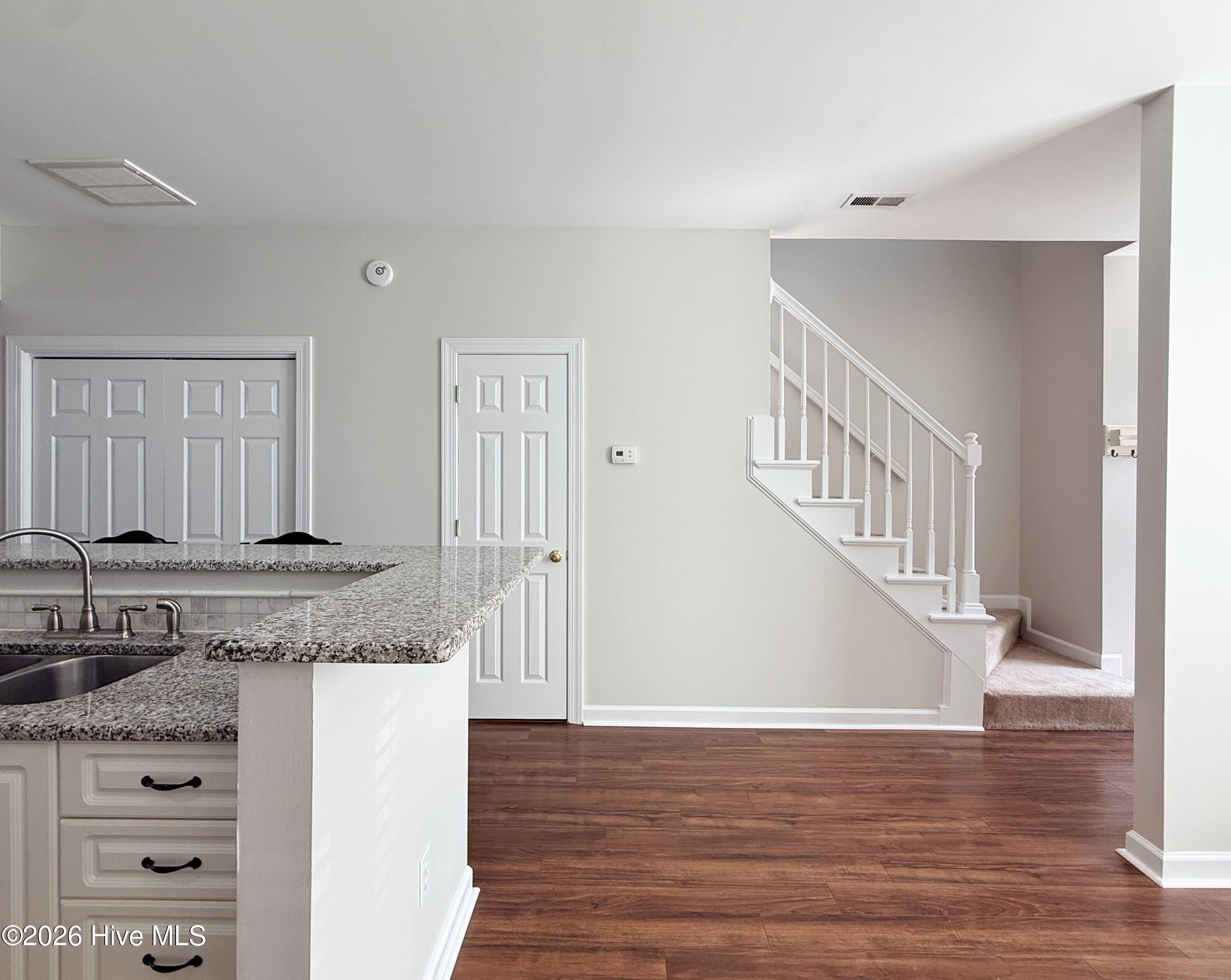 100565370 | Photo 18