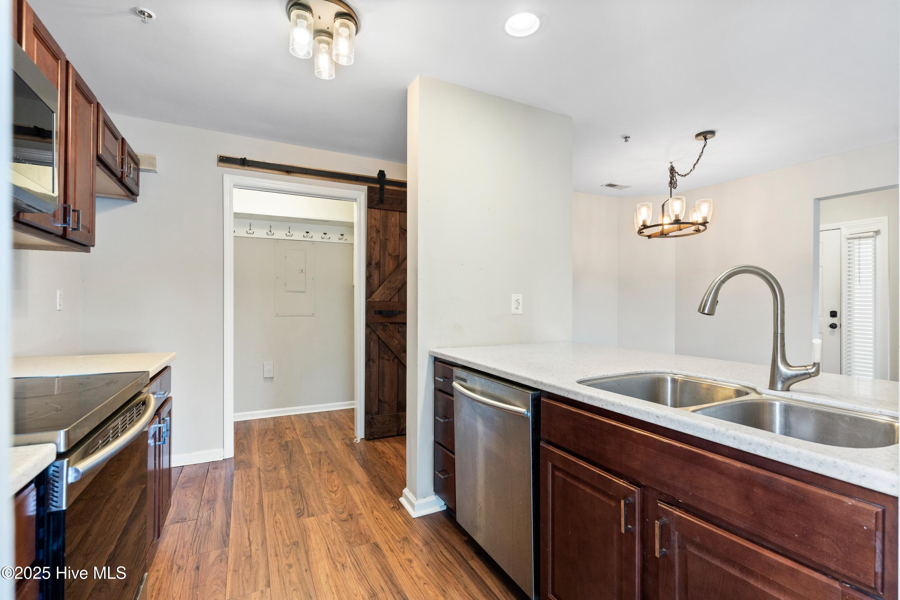 100543114 | Photo 12