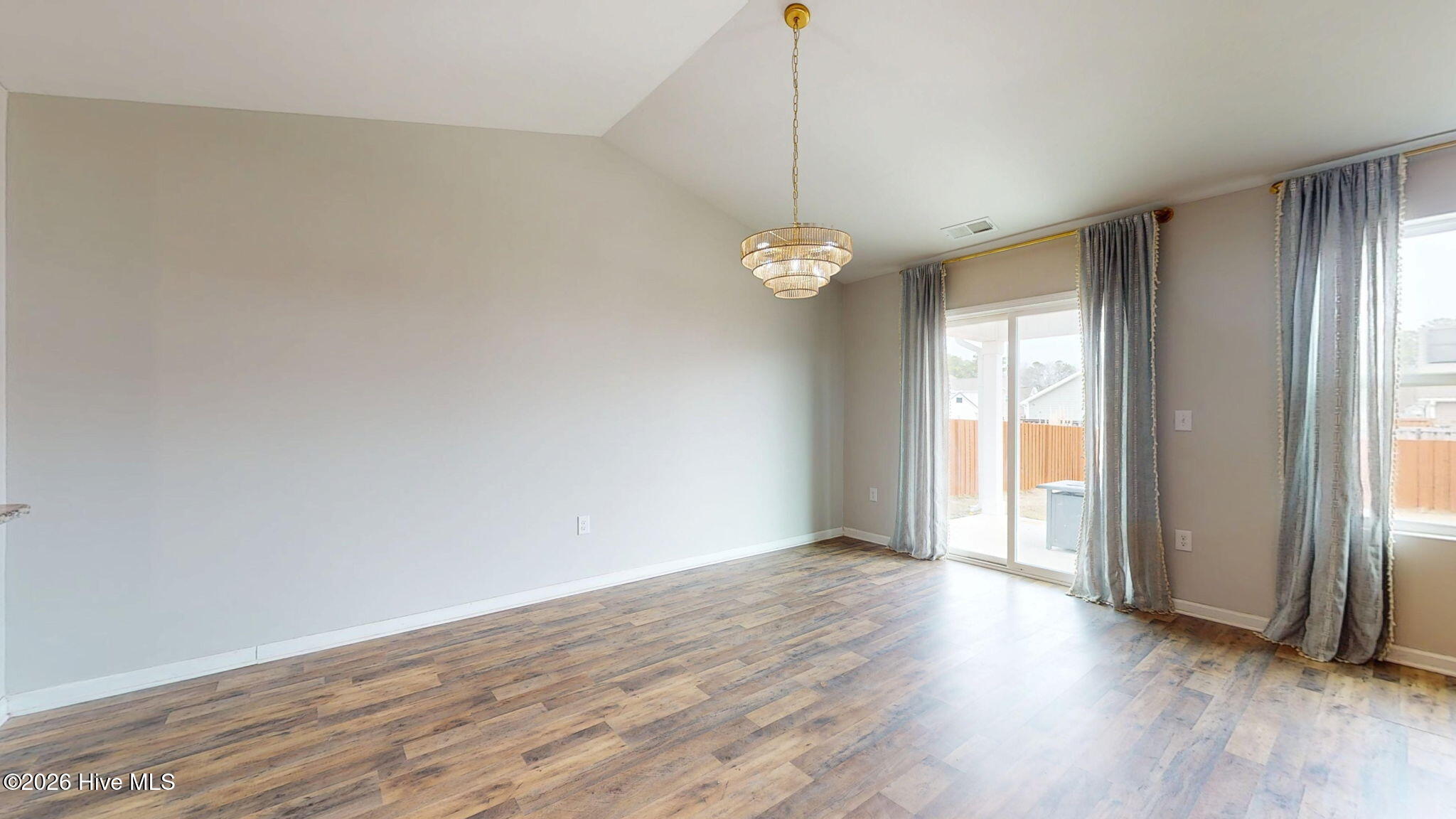 100557449 | Photo 33