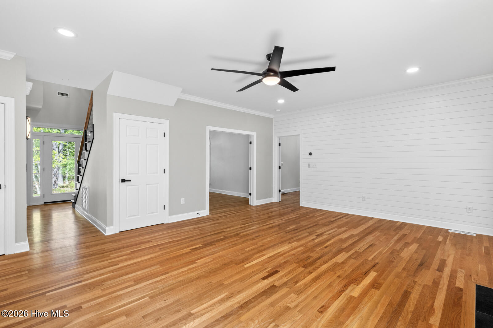 100569189 | Photo 24