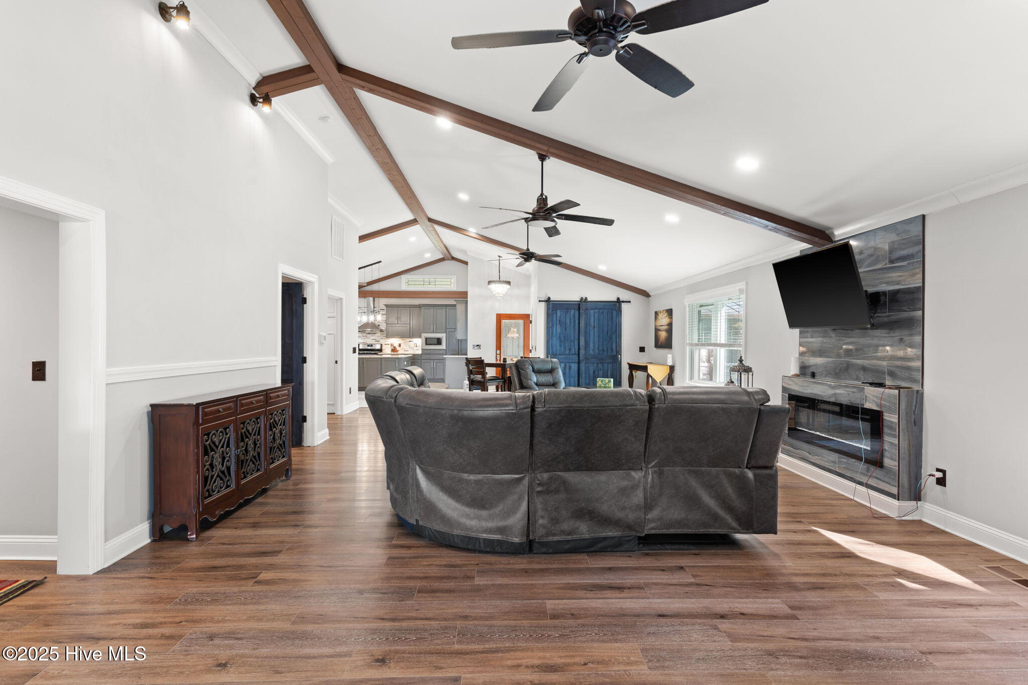 100532897 | Photo 26