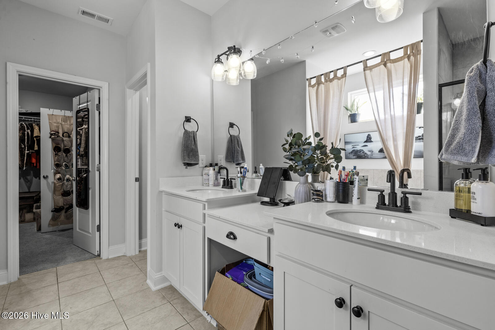 100561463 | Photo 25