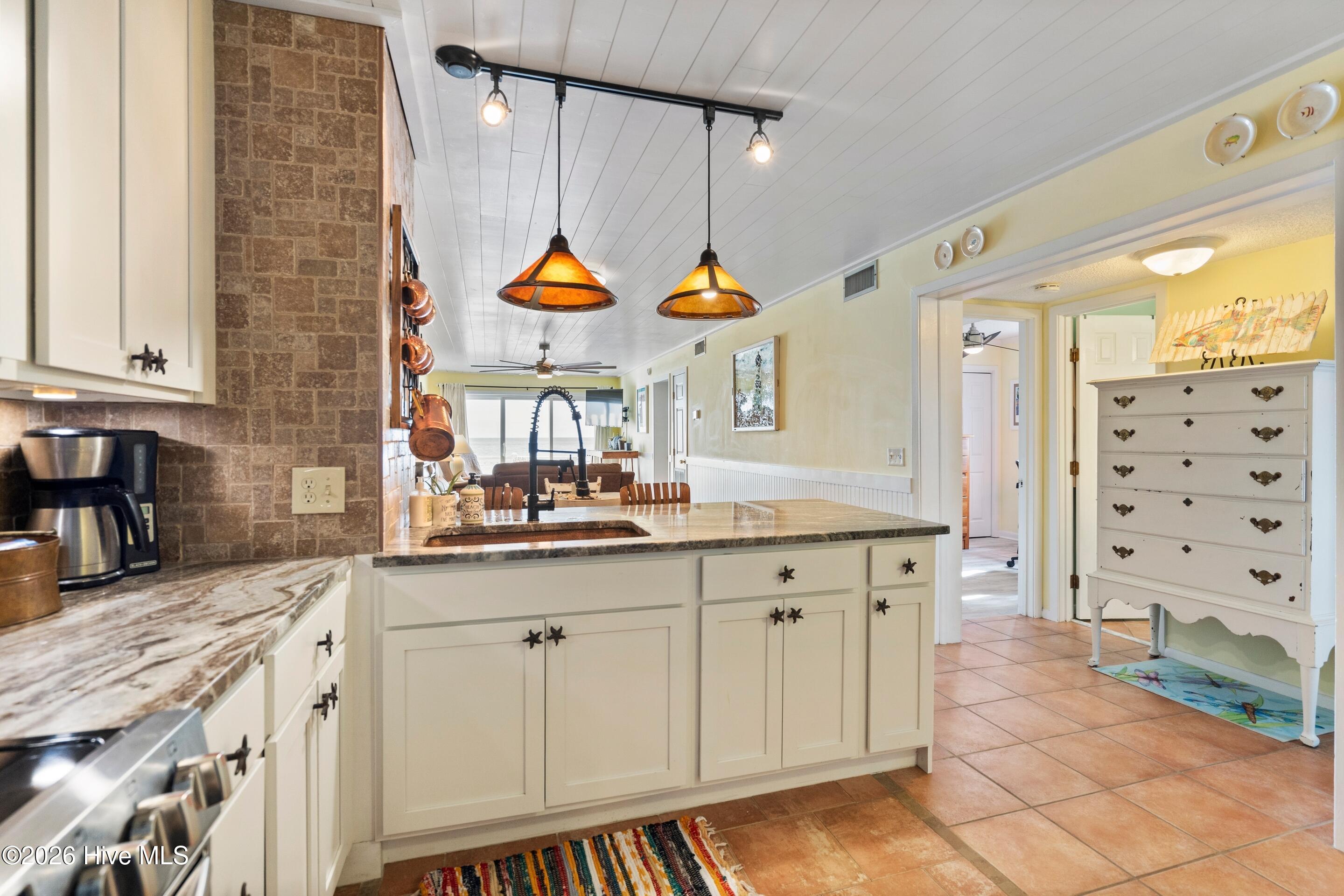 100549000 | Photo 12