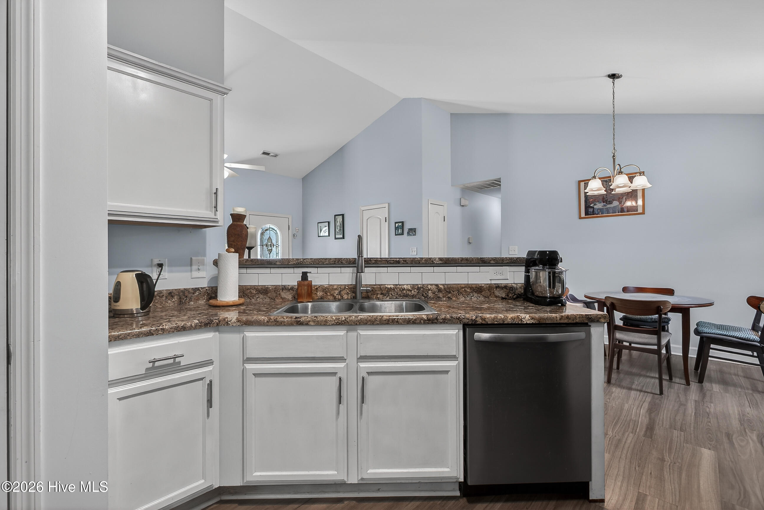 100569204 | Photo 13