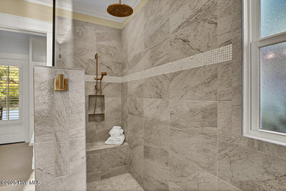 100537011 | Photo 36