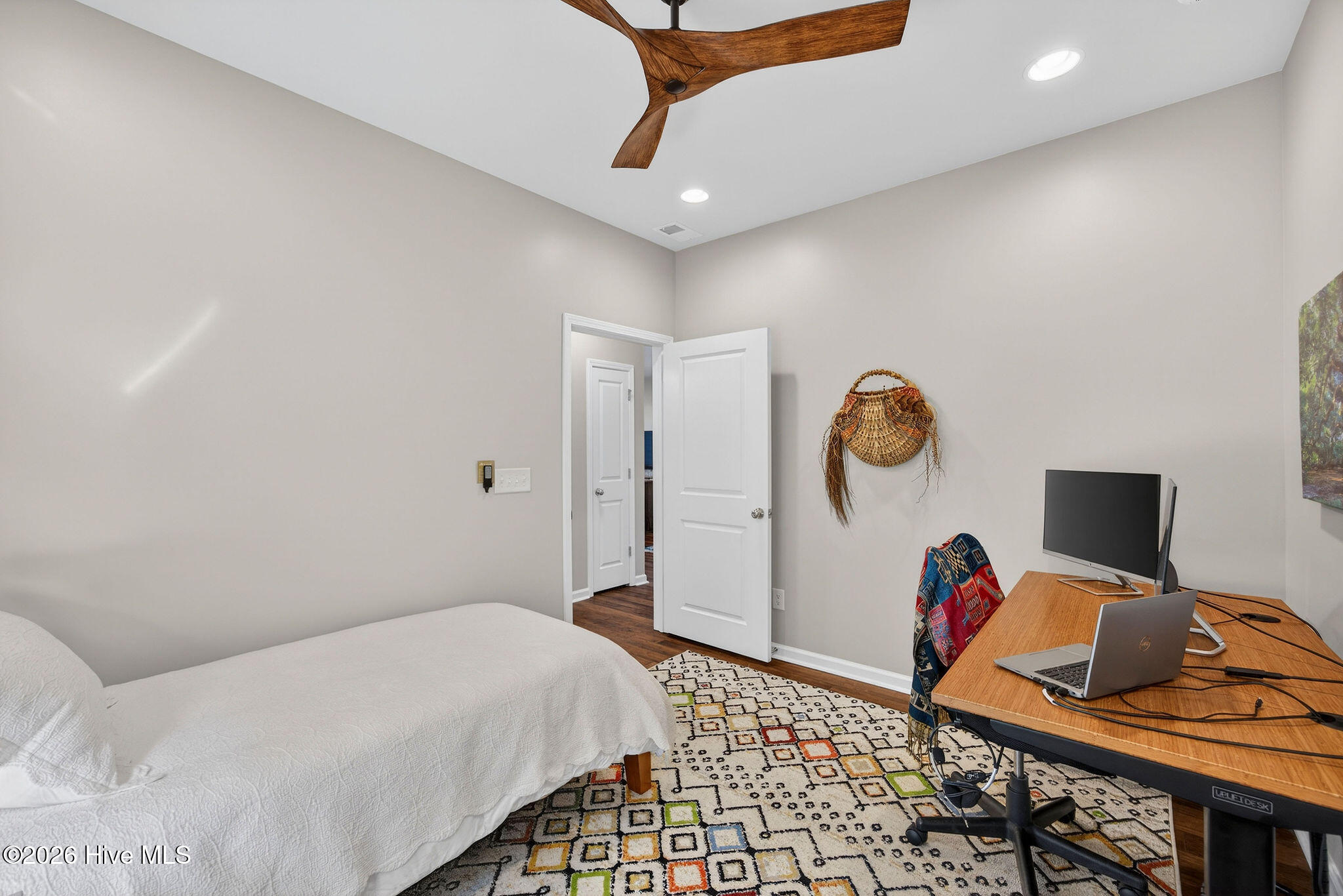 100551347 | Photo 32