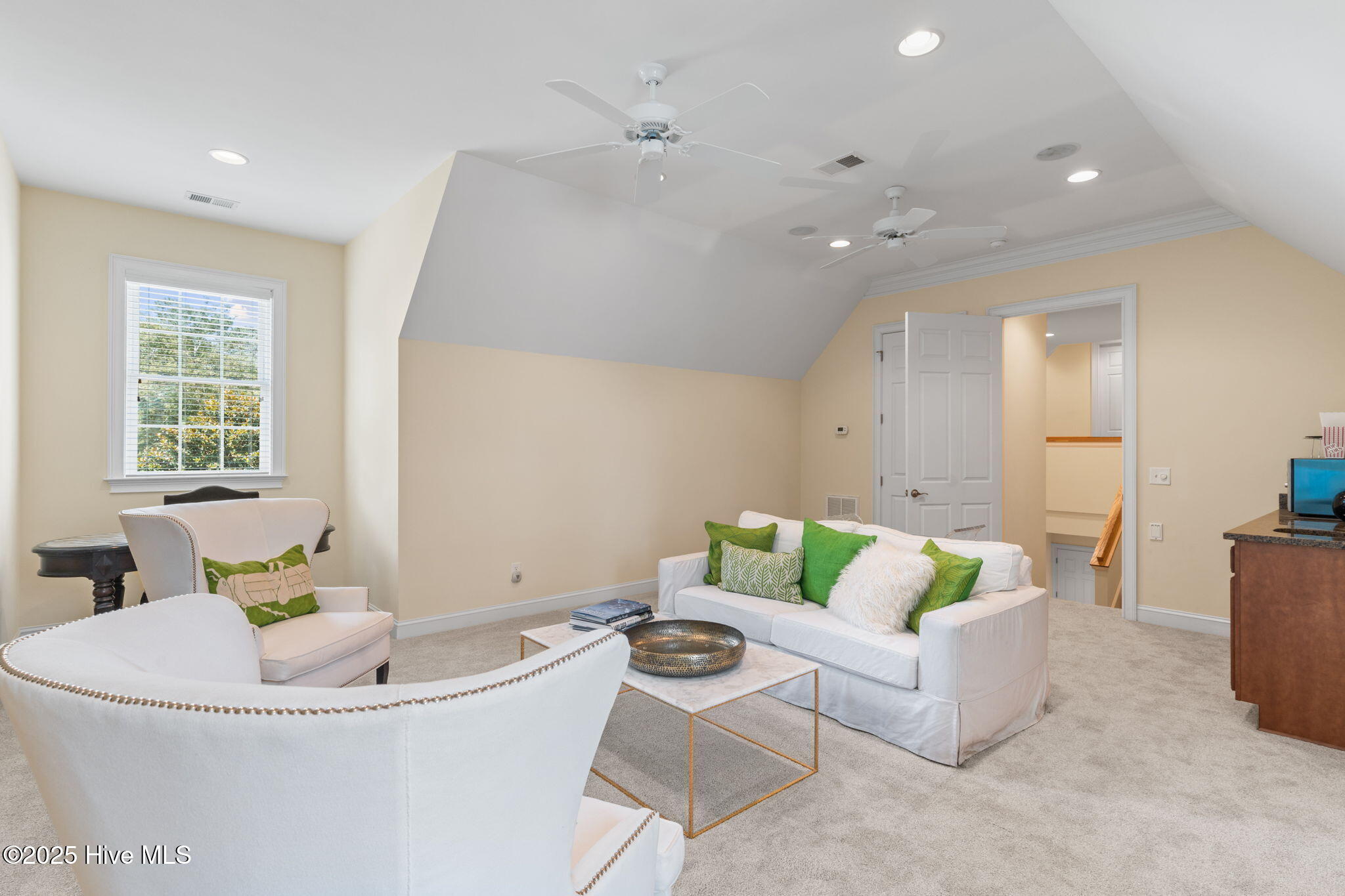 100518405 | Photo 43