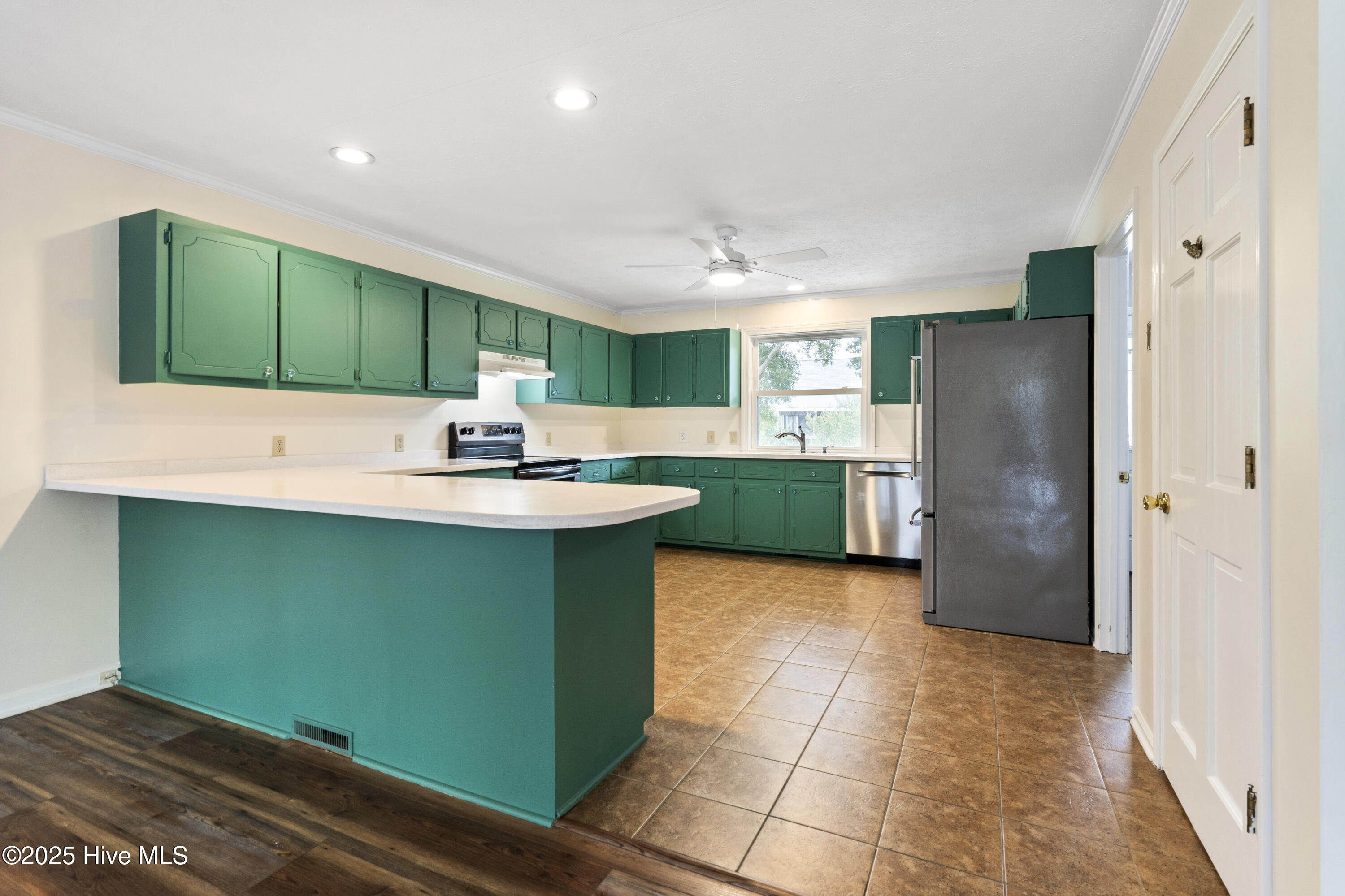 100540990 | Photo 25