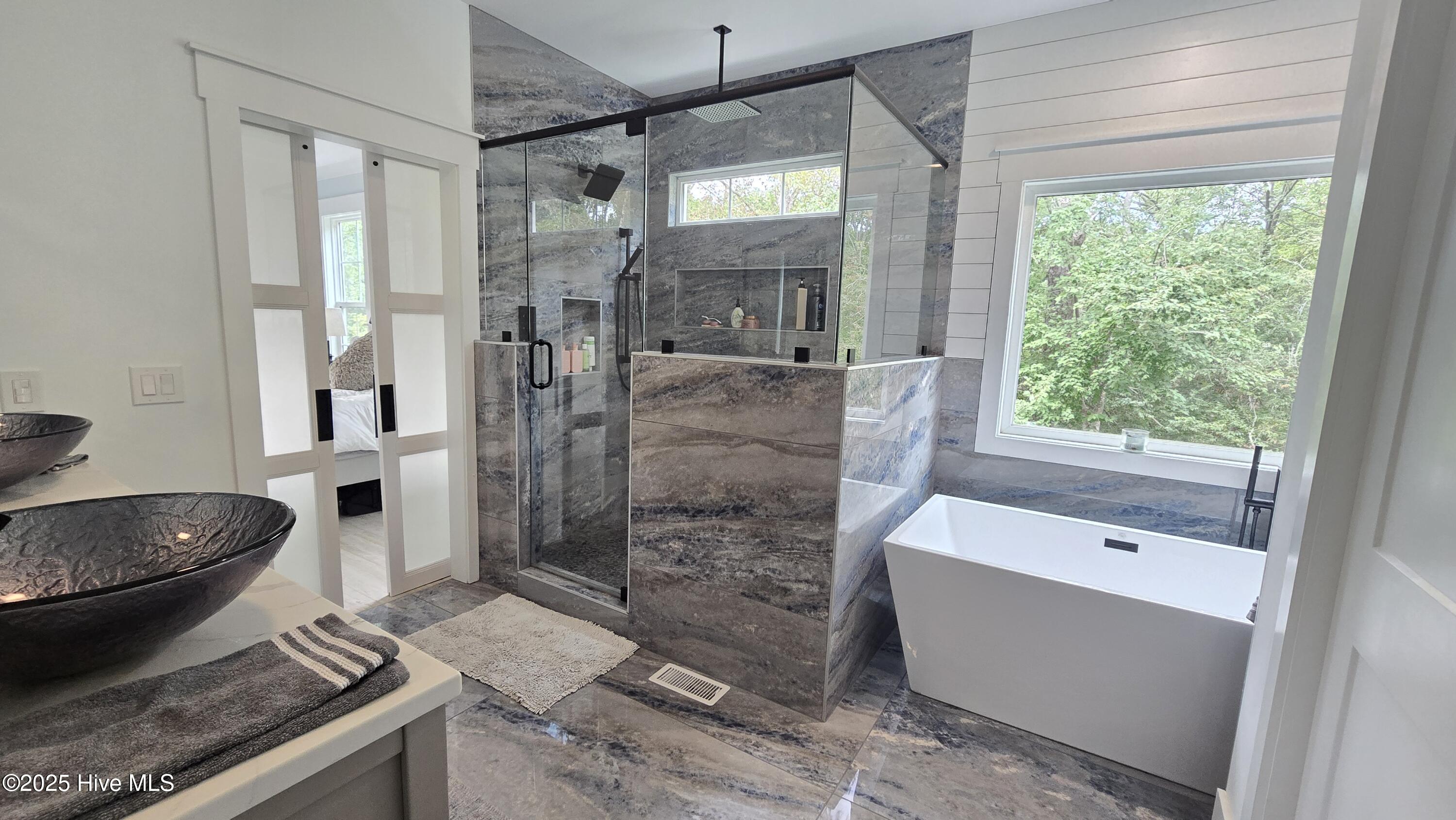 100547303 | Photo 19