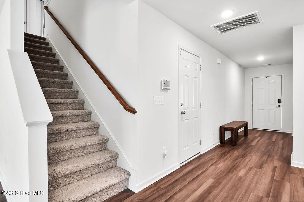 100563721 | Photo 12