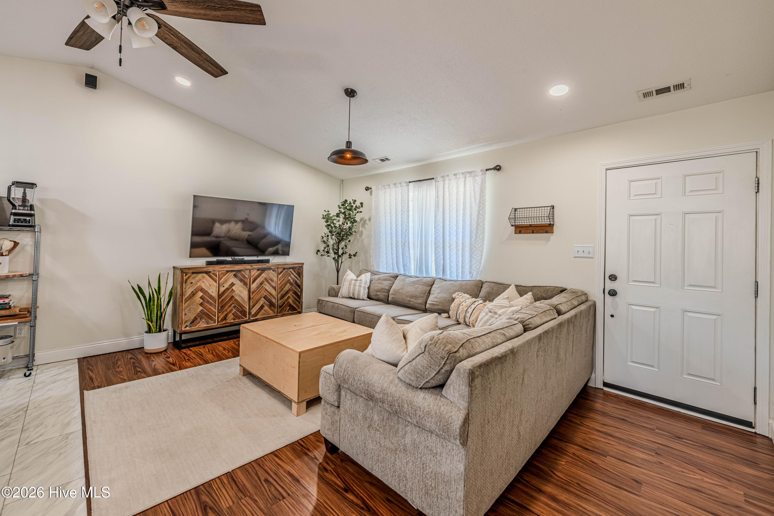 100564633 | Photo 11