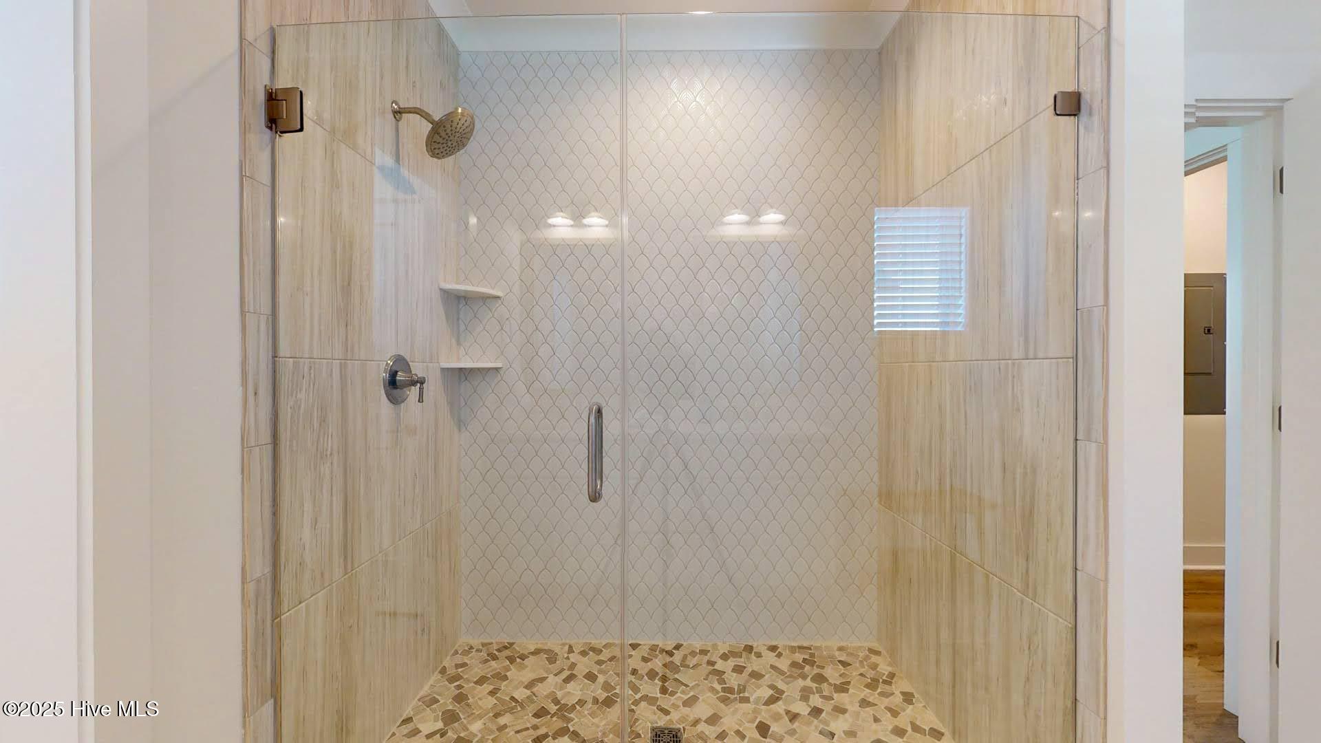 100560716 | Photo 60