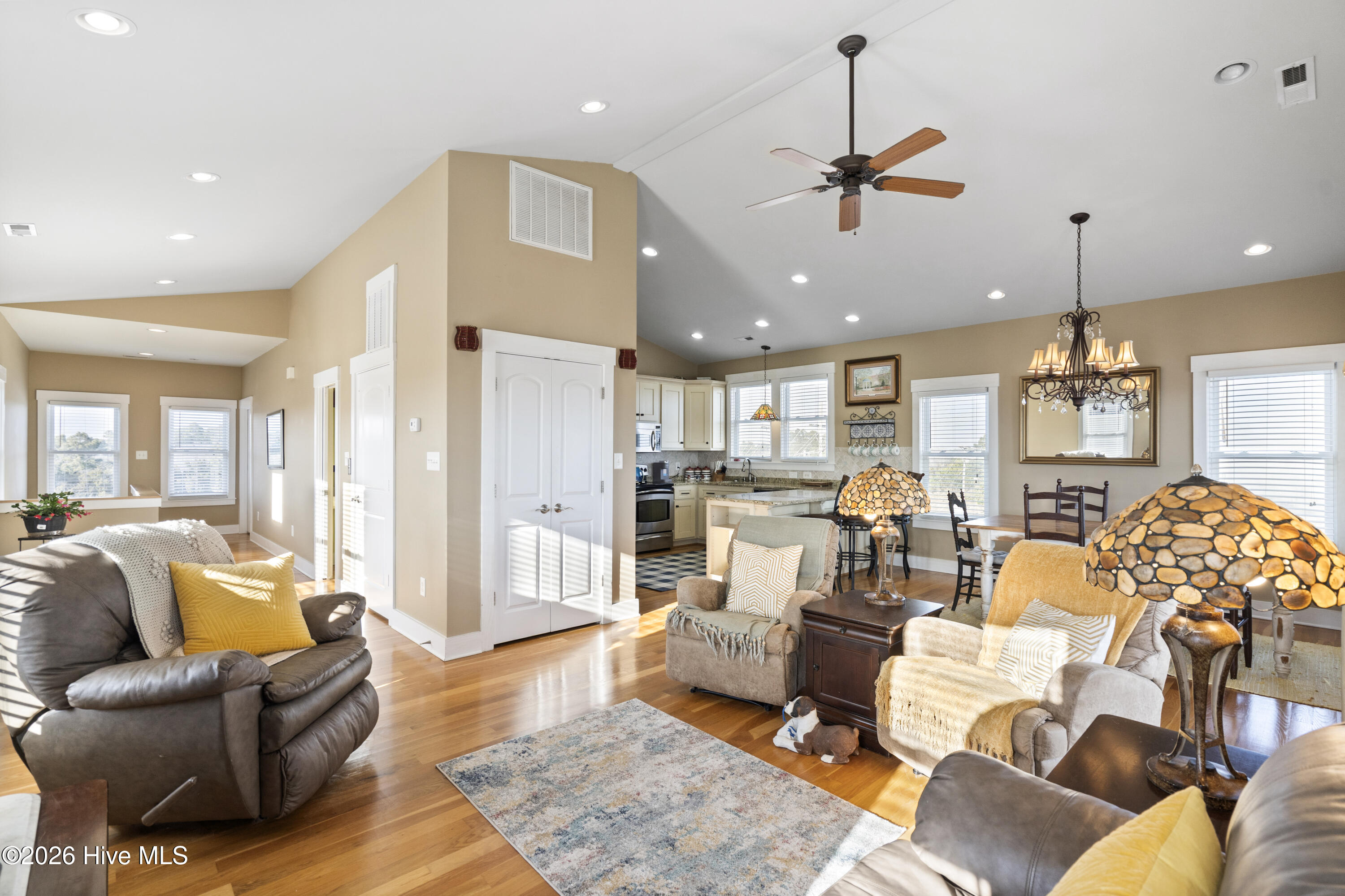 100555944 | Photo 34