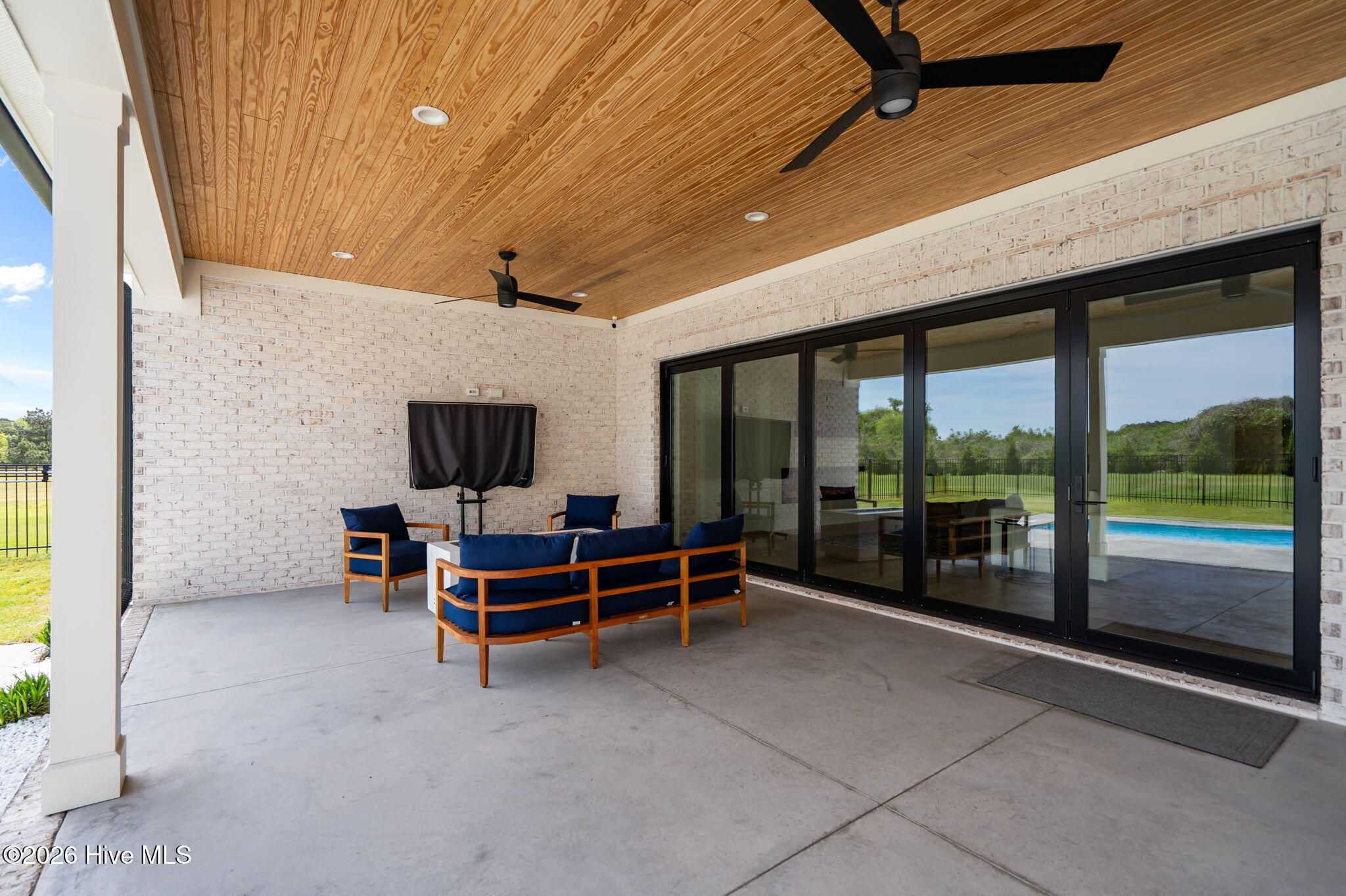 100566934 | Photo 57